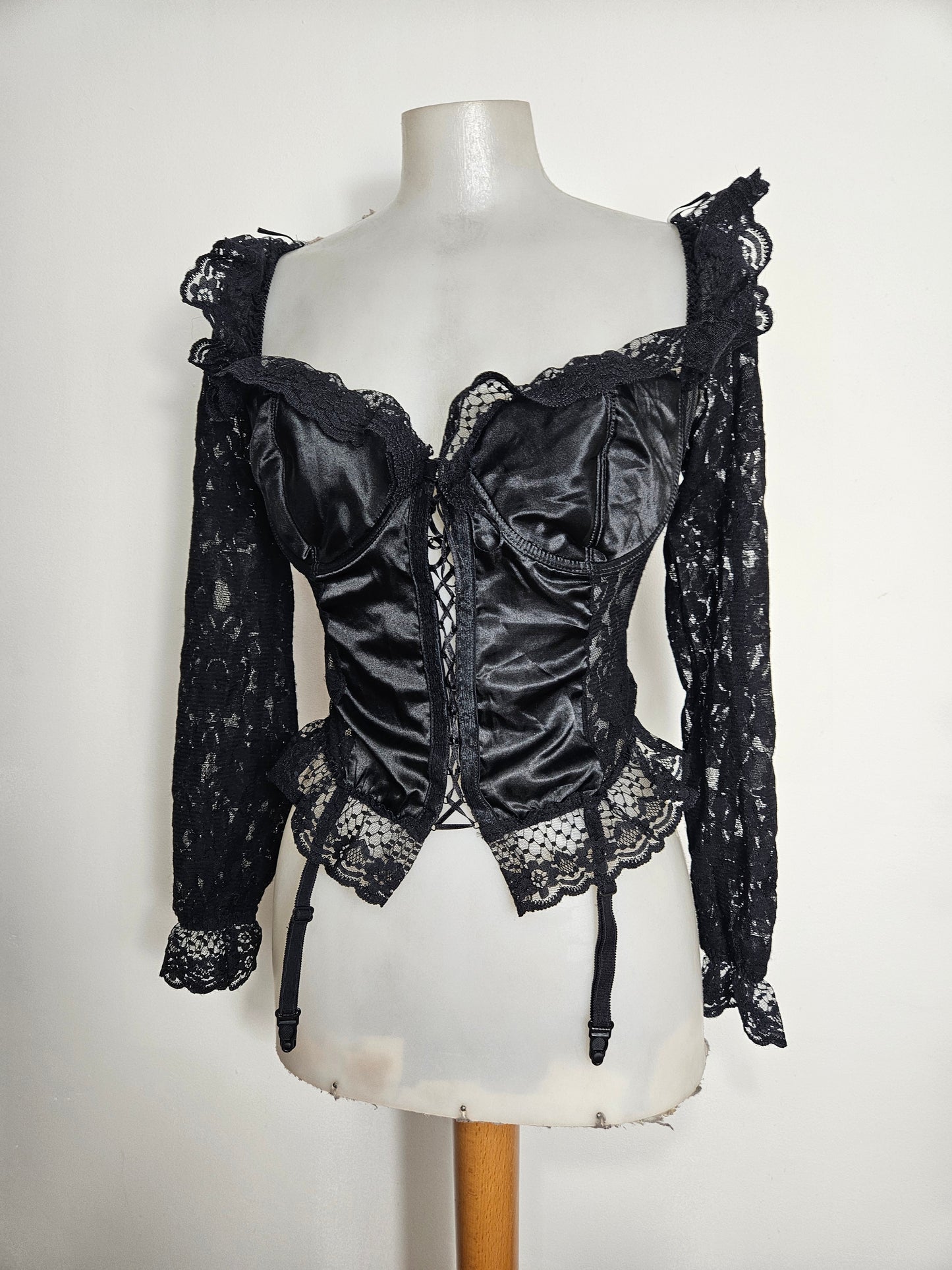 Haut noir satiné et dentelle