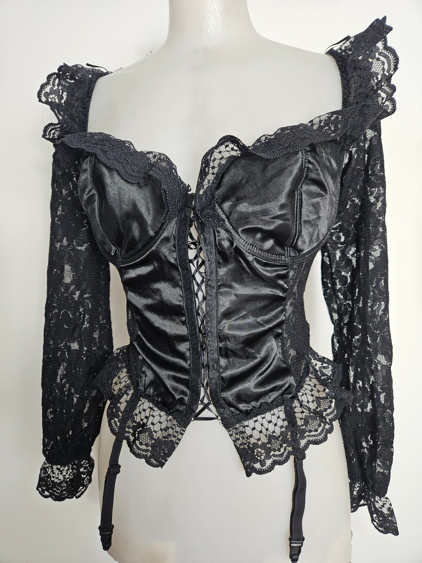 Haut noir satiné et dentelle