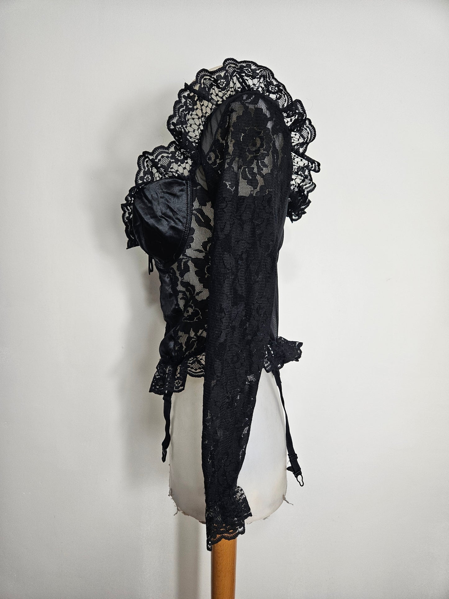 Haut noir satiné et dentelle