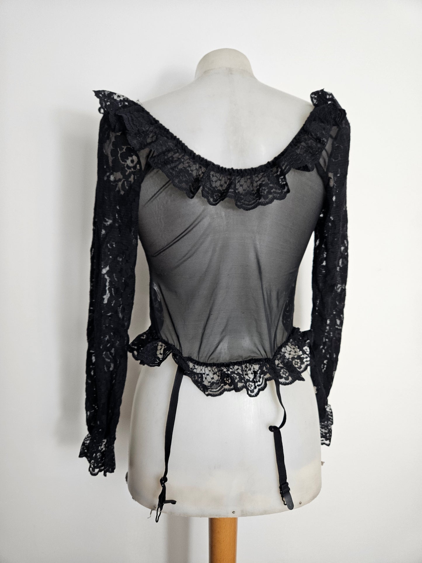 Haut noir satiné et dentelle