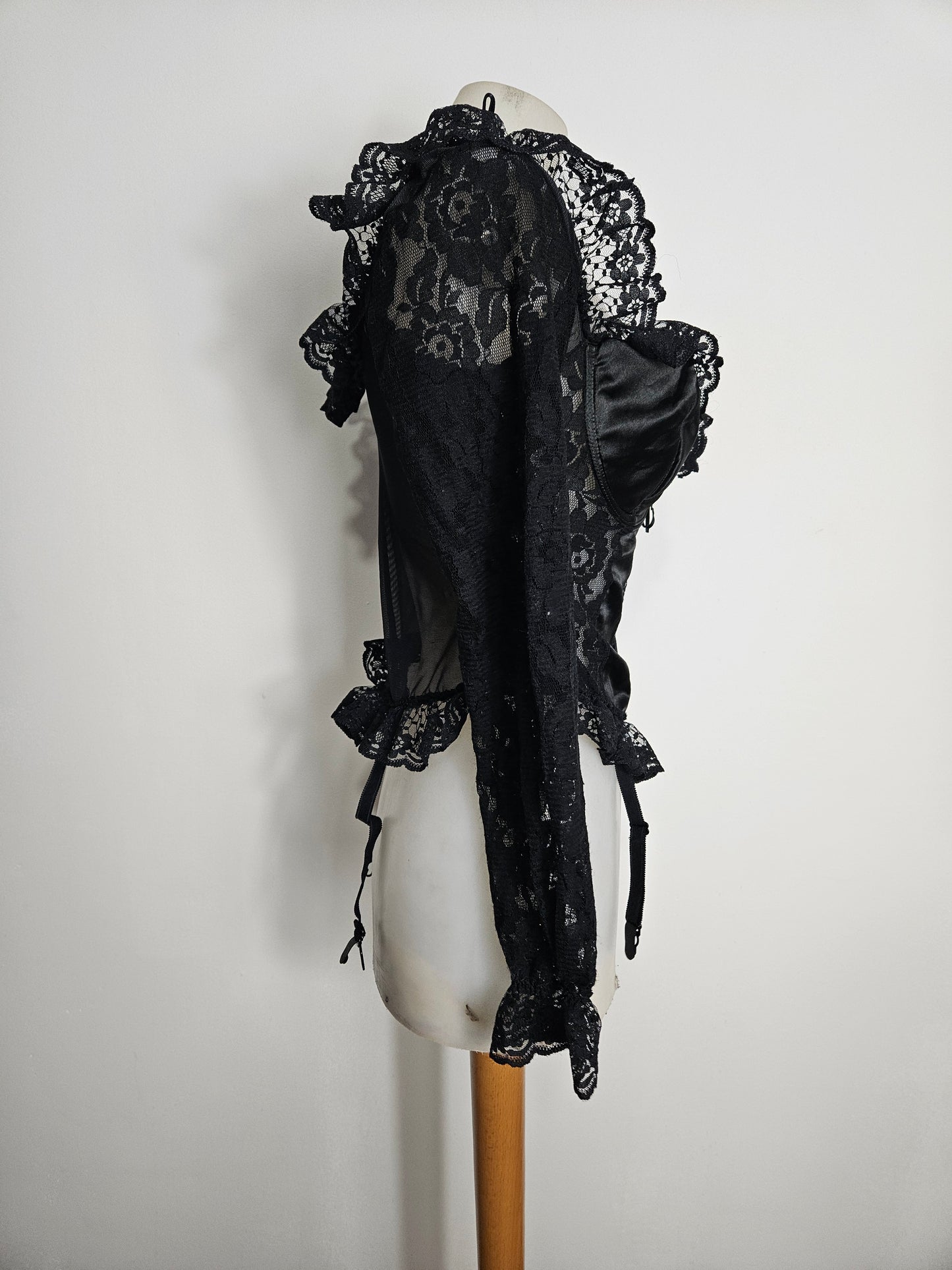 Haut noir satiné et dentelle