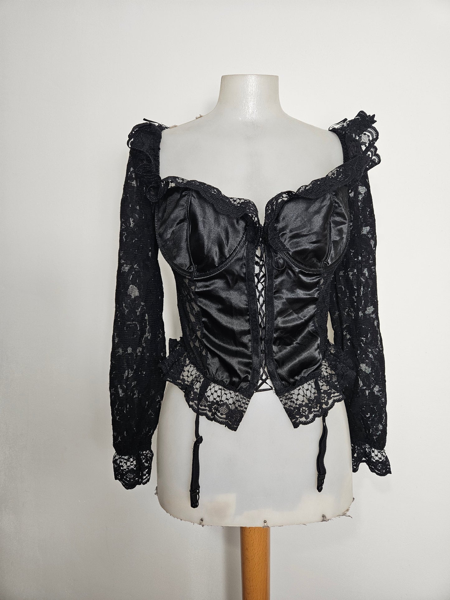 Haut noir satiné et dentelle