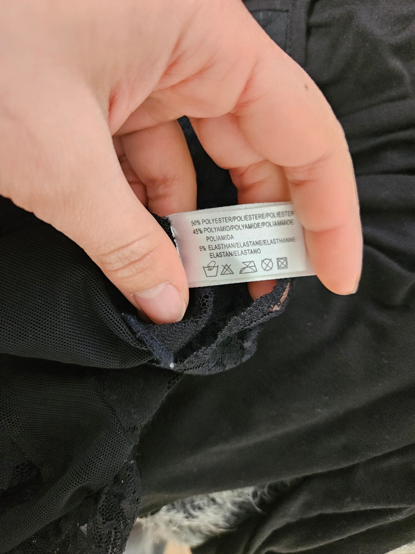 Haut noir satiné et dentelle