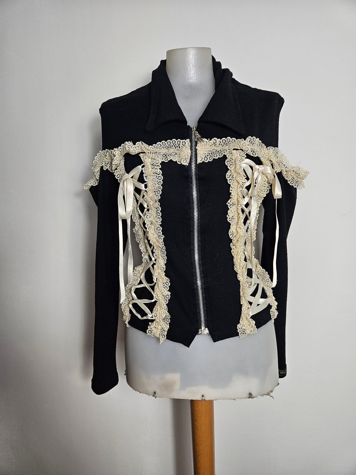 Gilet à laçage et découpes