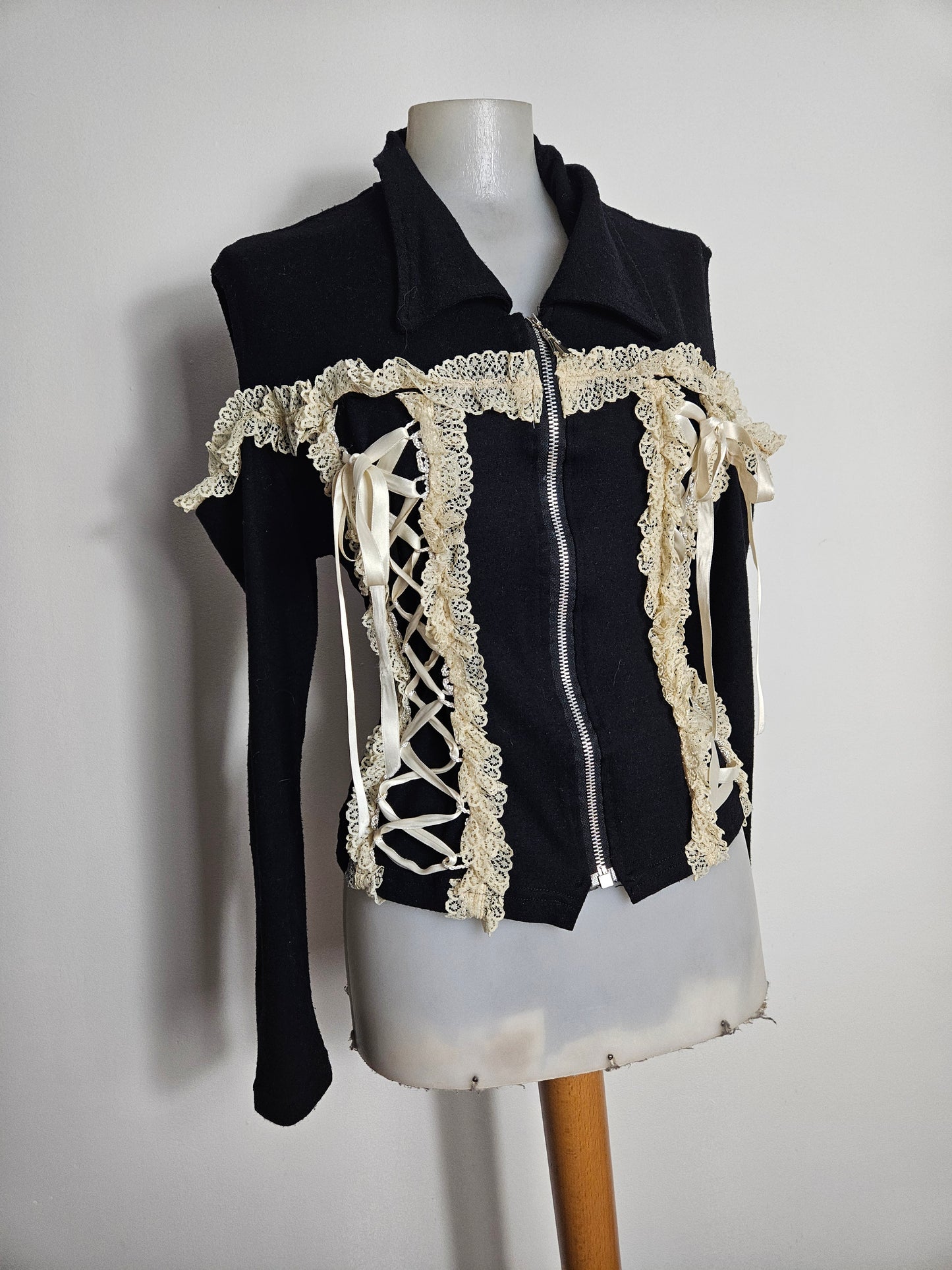 Gilet à laçage et découpes