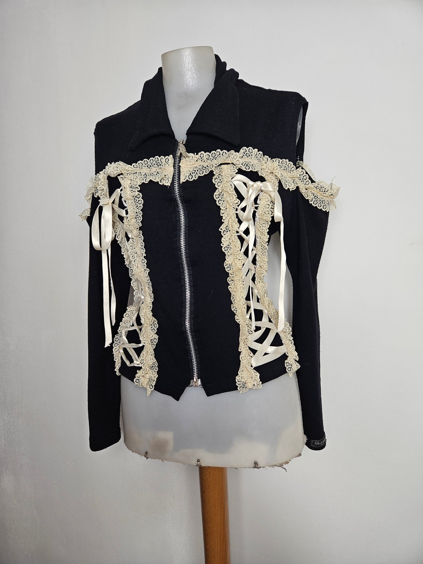 Gilet à laçage et découpes