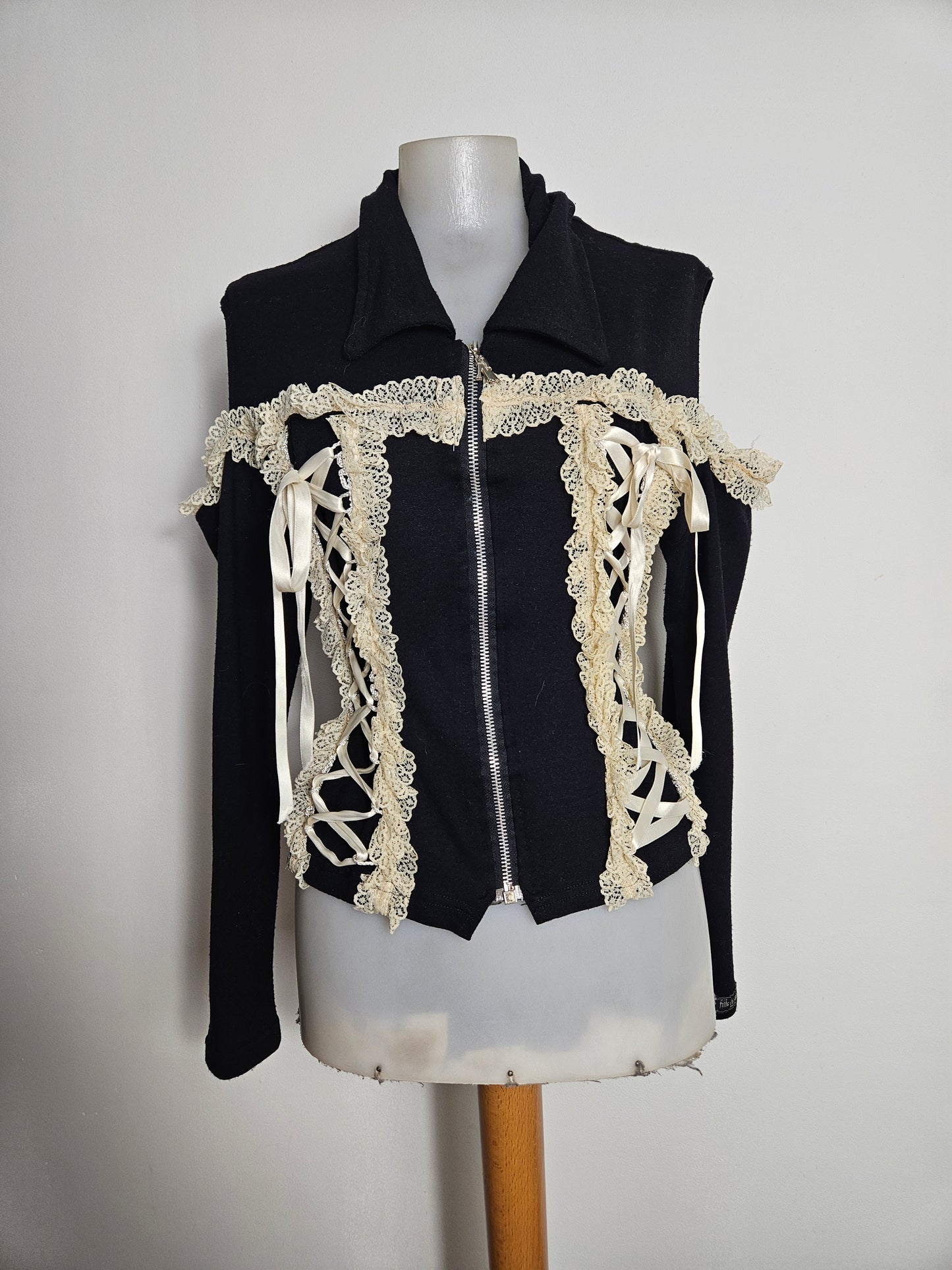 Gilet à laçage et découpes