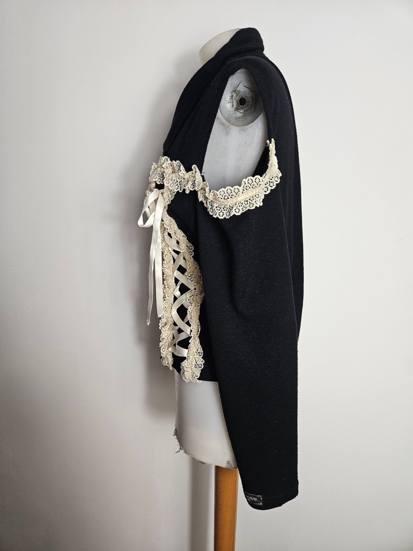 Gilet à laçage et découpes