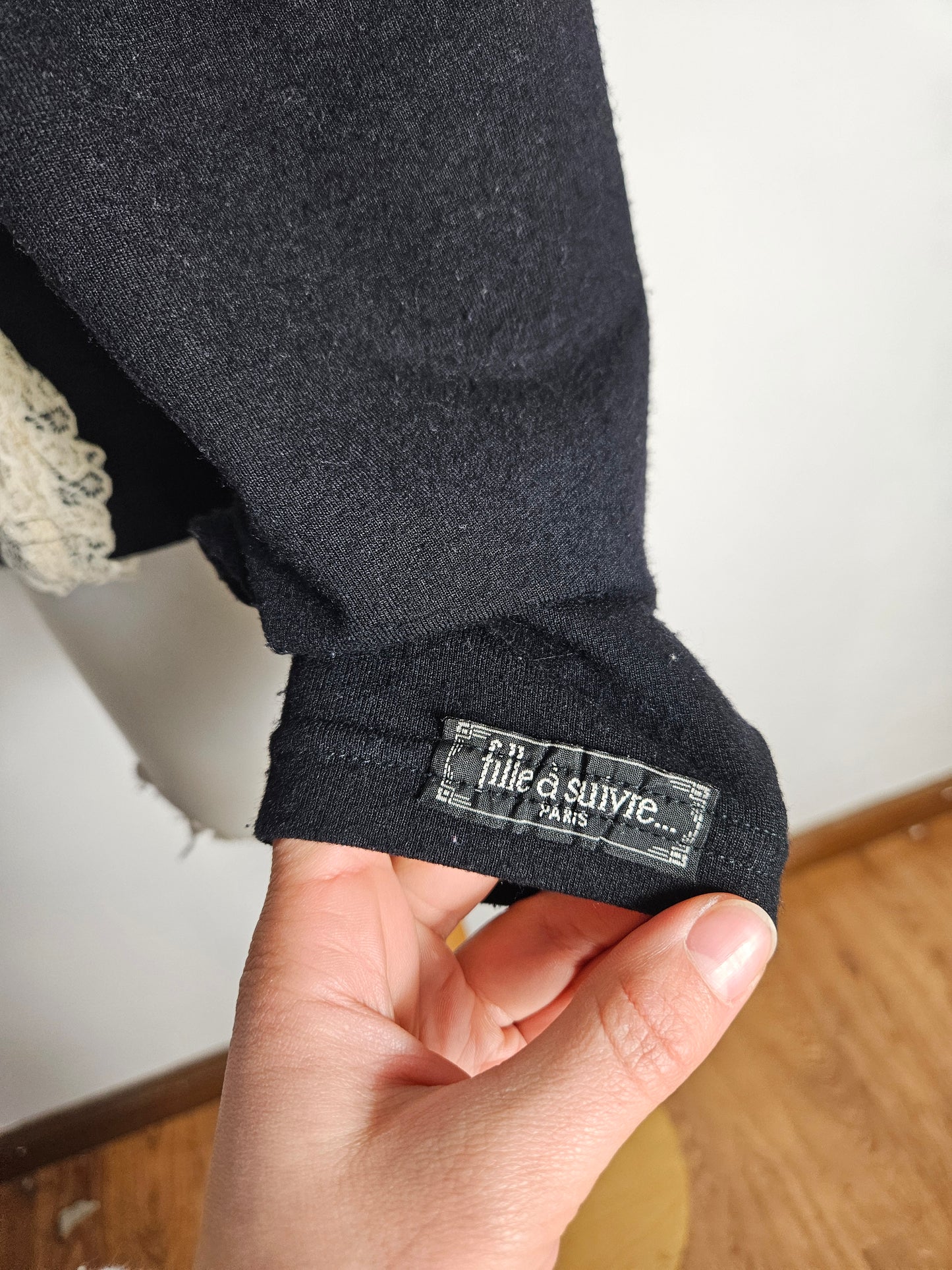 Gilet à laçage et découpes