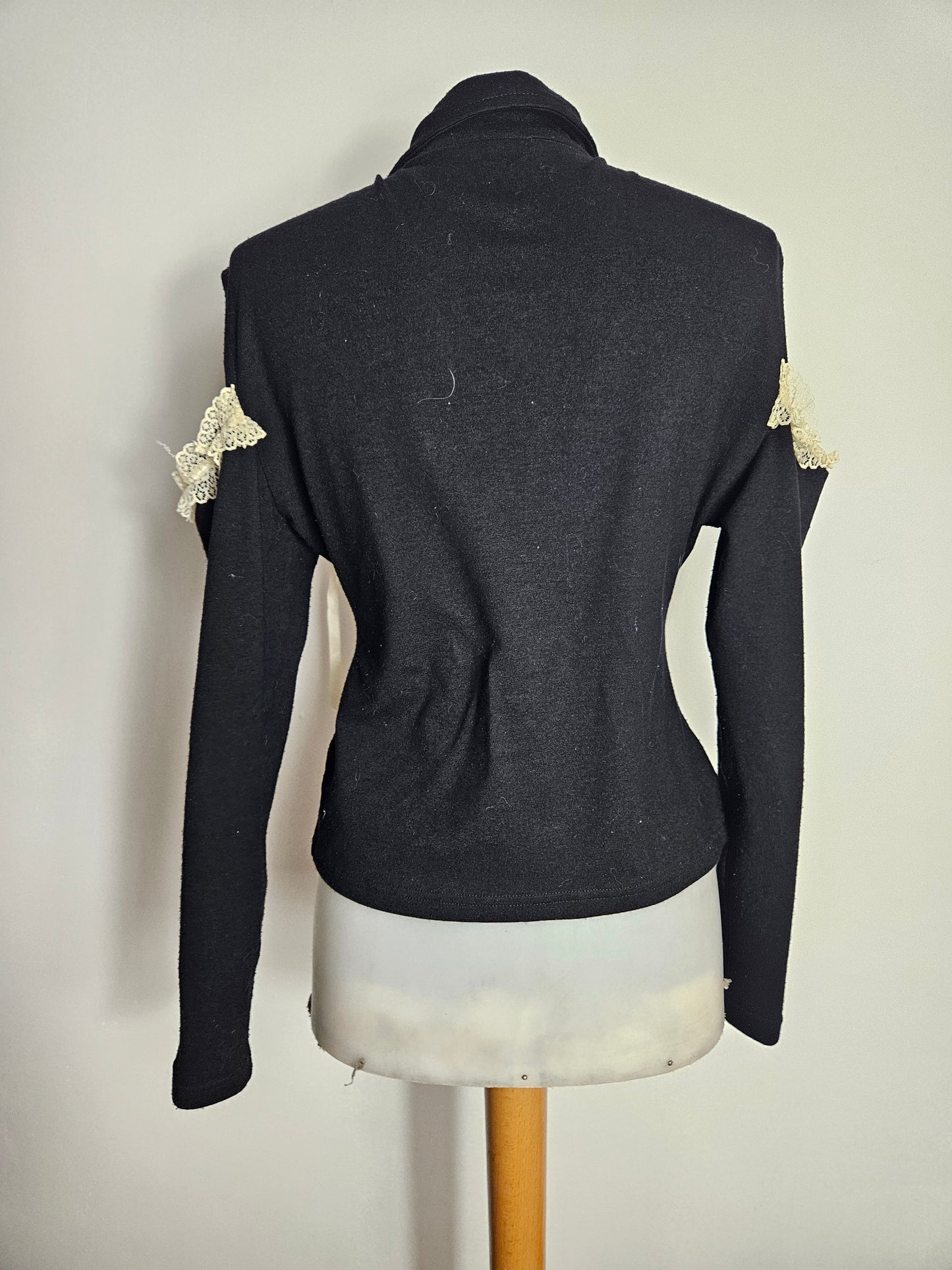 Gilet à laçage et découpes