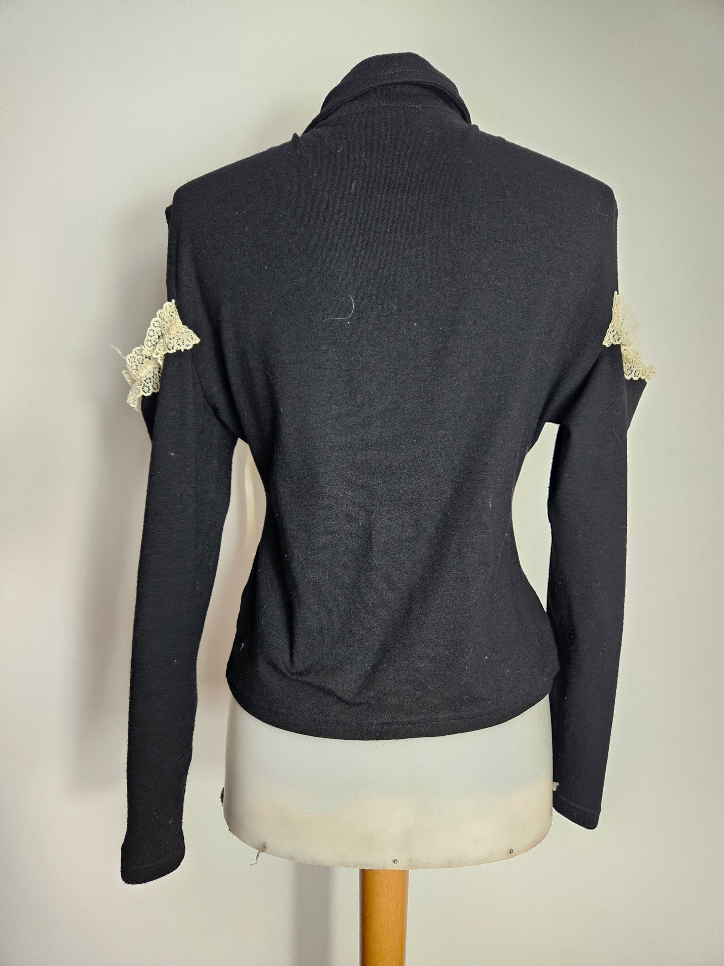 Gilet à laçage et découpes