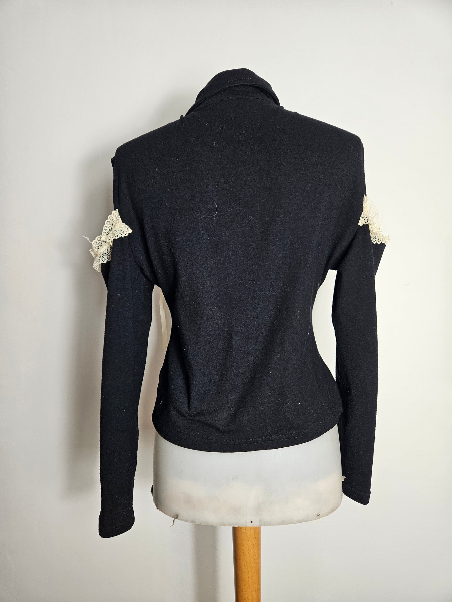 Gilet à laçage et découpes