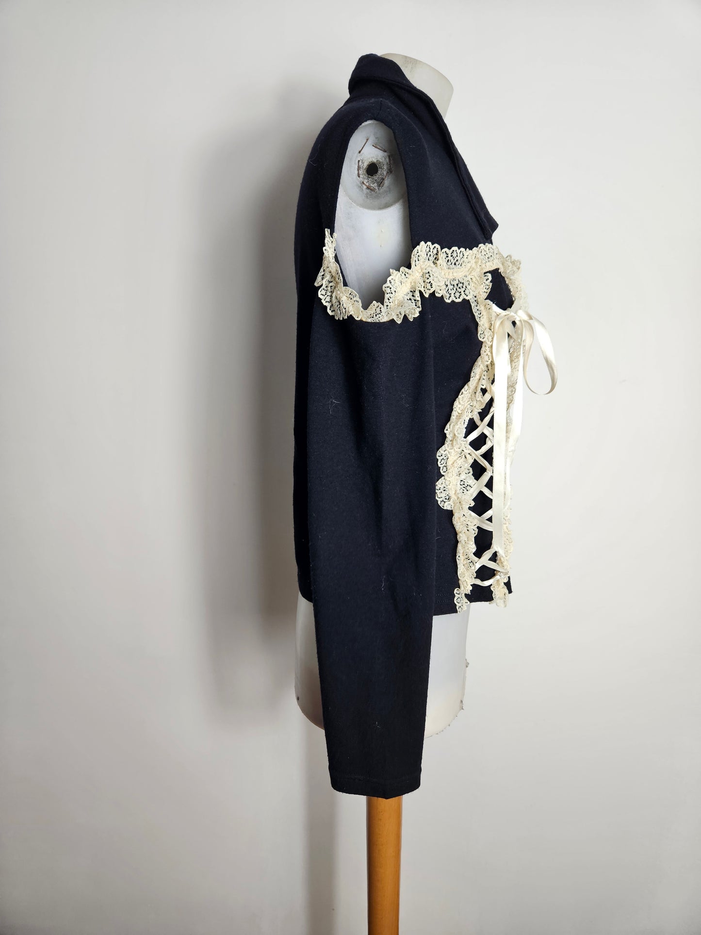 Gilet à laçage et découpes