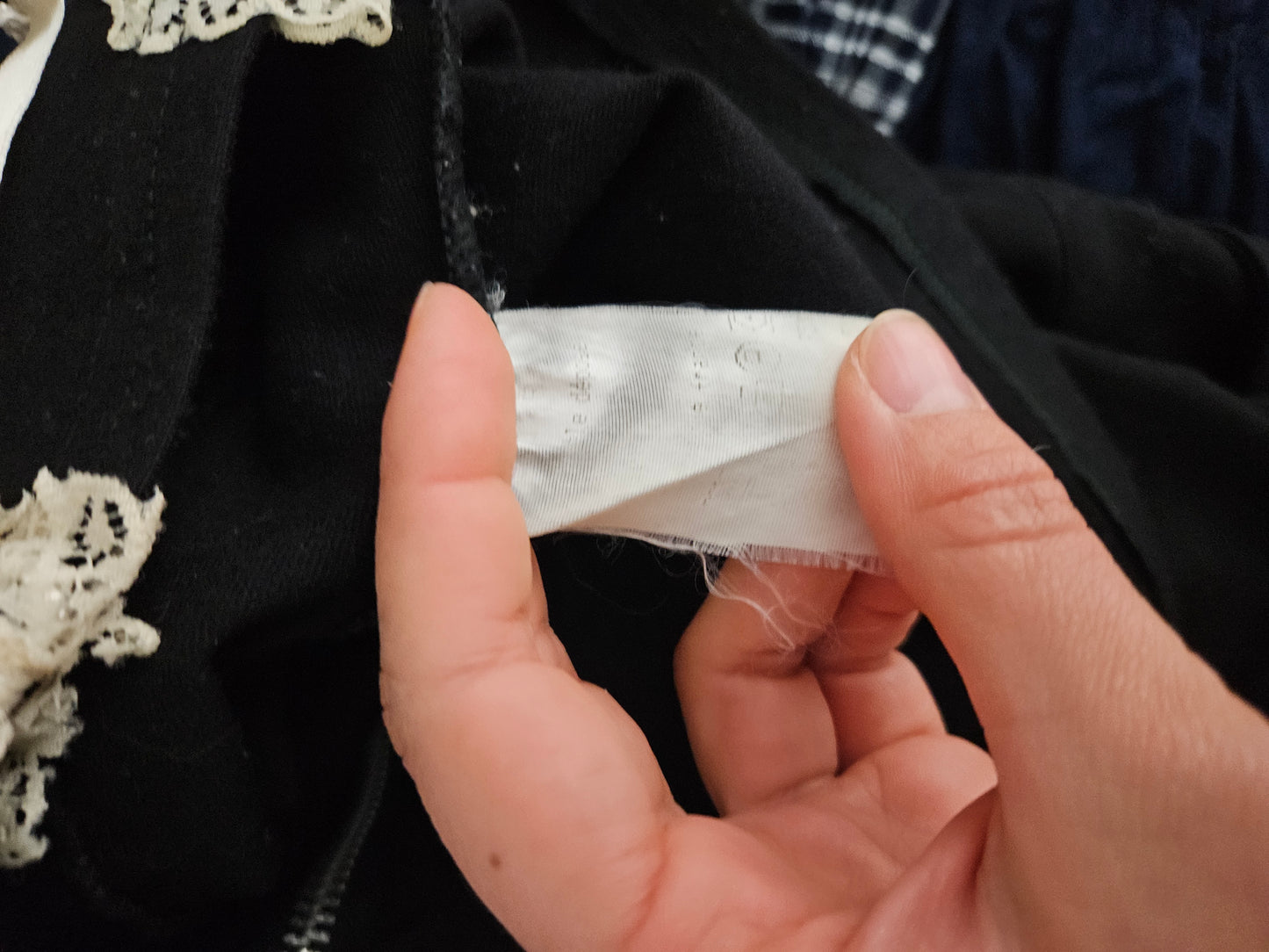 Gilet à laçage et découpes