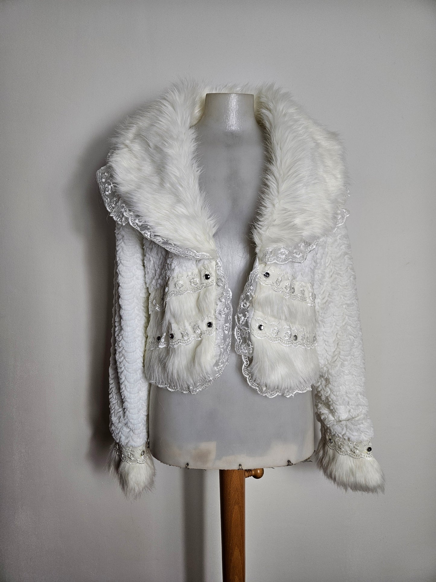 Manteau court col fausse fourrure blanc