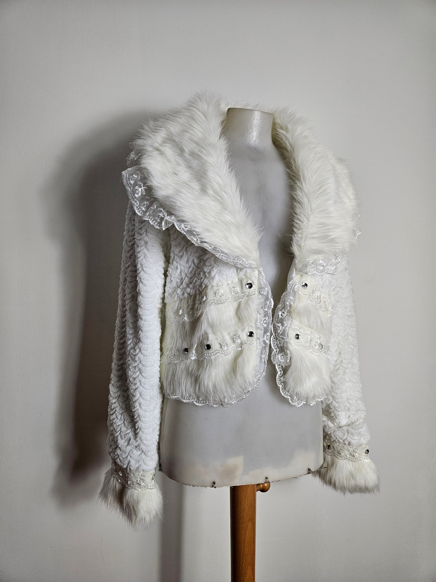 Manteau court col fausse fourrure blanc