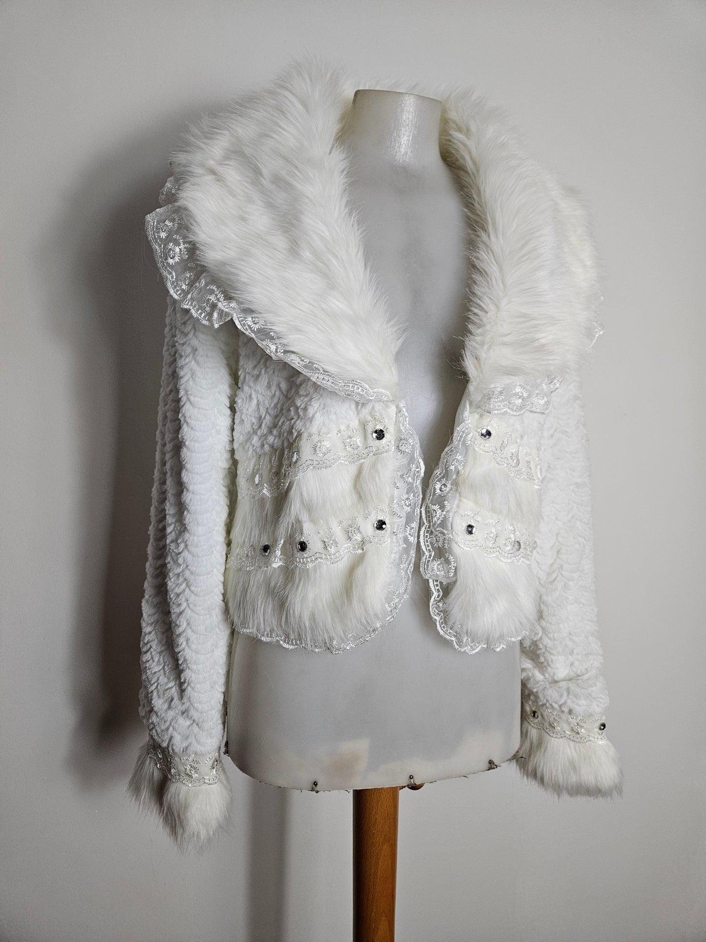 Manteau court col fausse fourrure blanc
