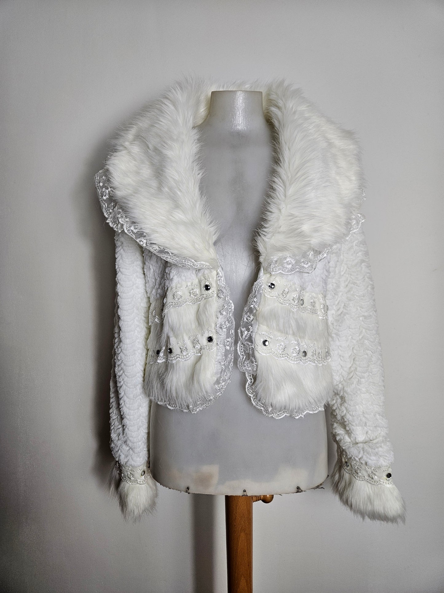 Manteau court col fausse fourrure blanc