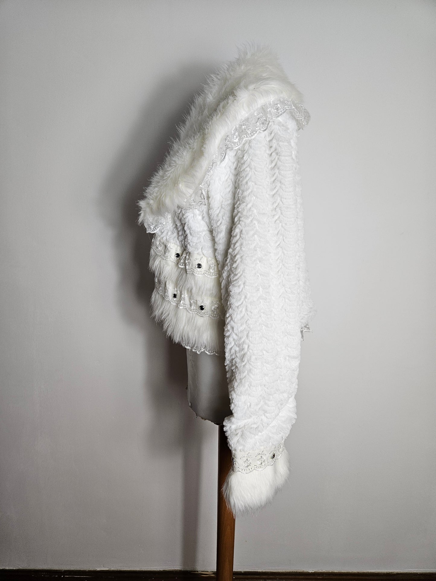 Manteau court col fausse fourrure blanc