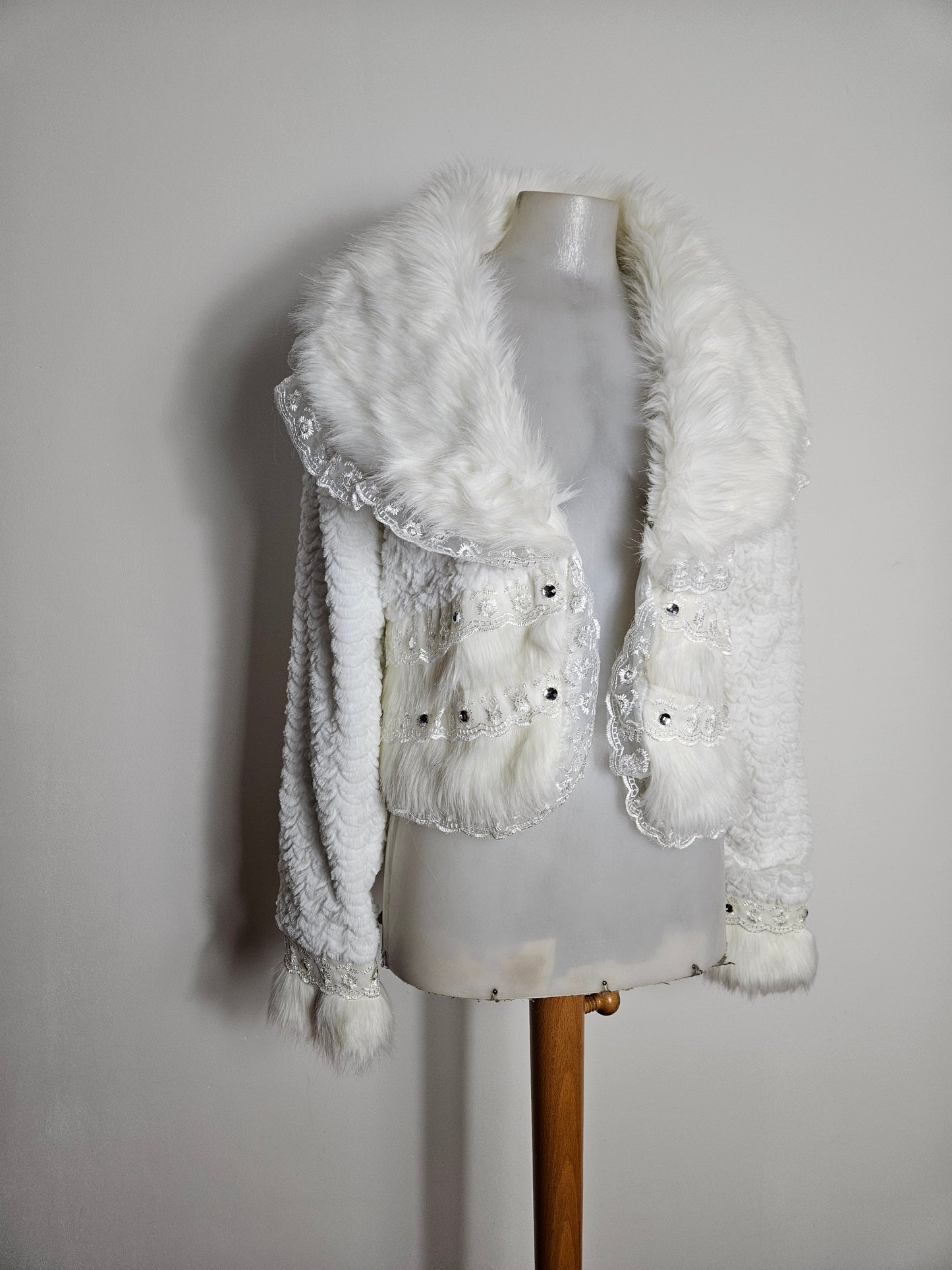 Manteau court col fausse fourrure blanc