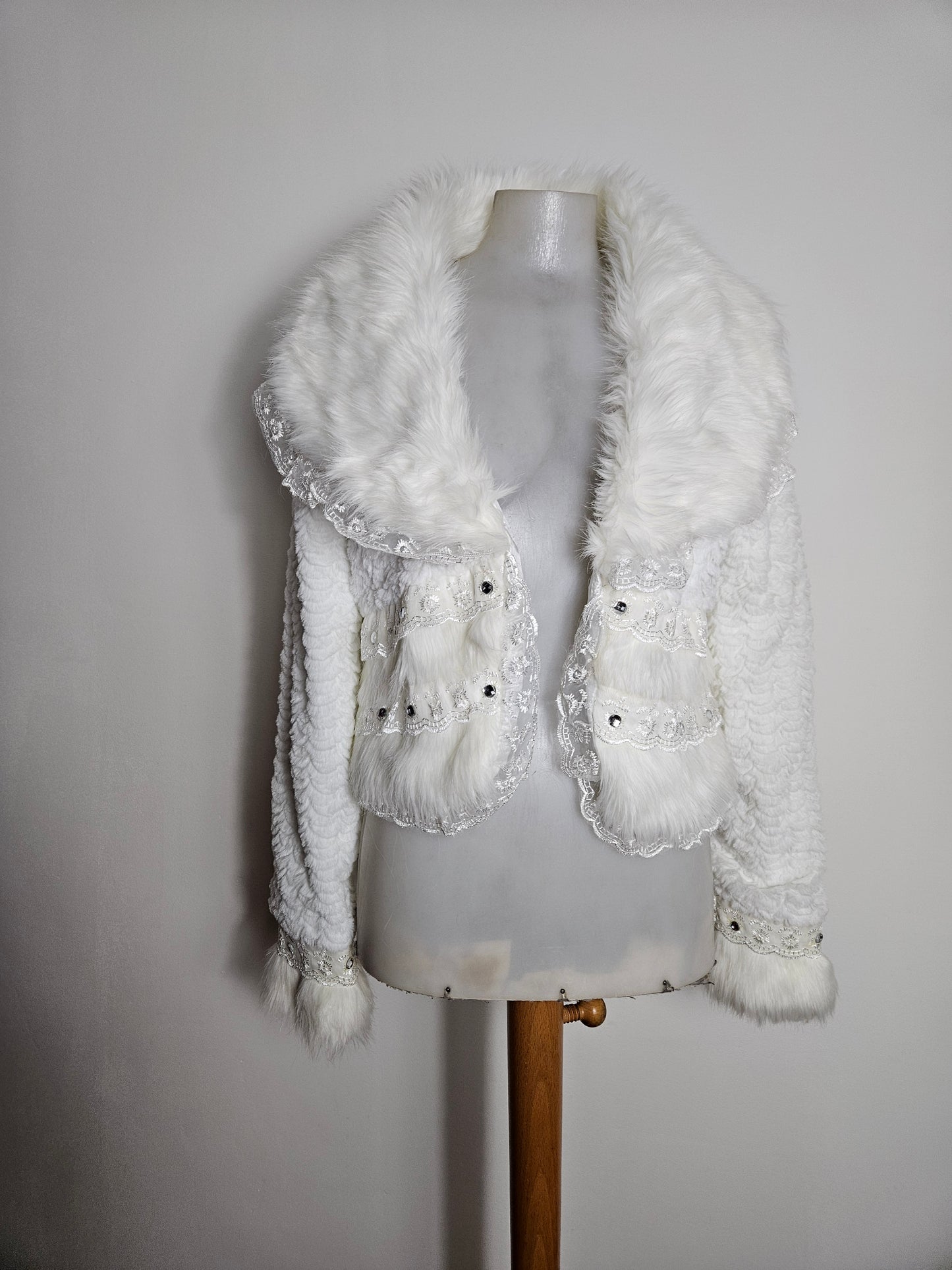 Manteau court col fausse fourrure blanc