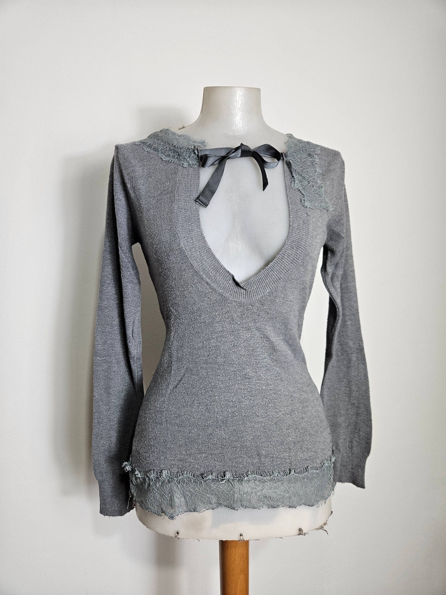 Haut décolleté plongeant gris