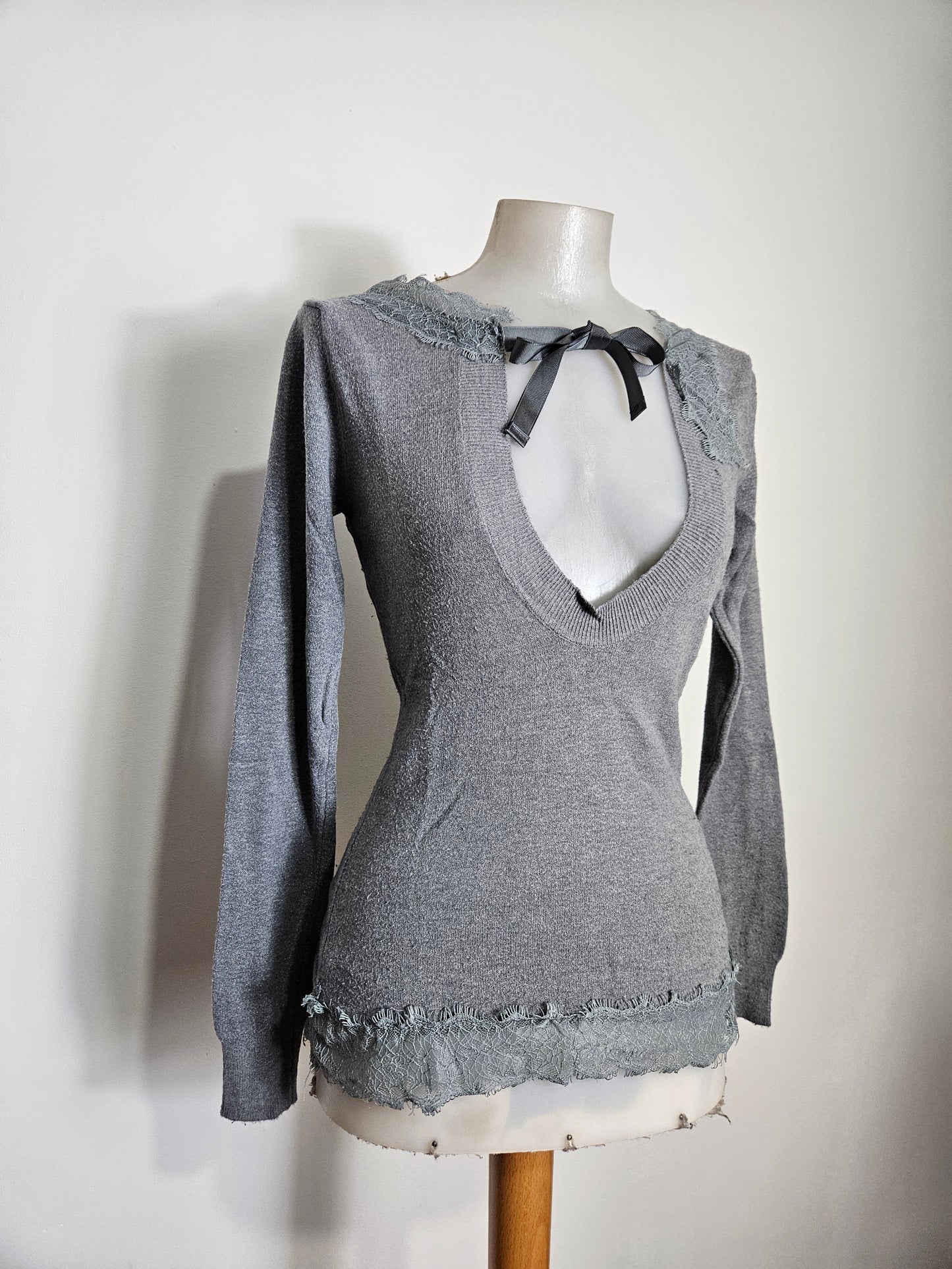 Haut décolleté plongeant gris
