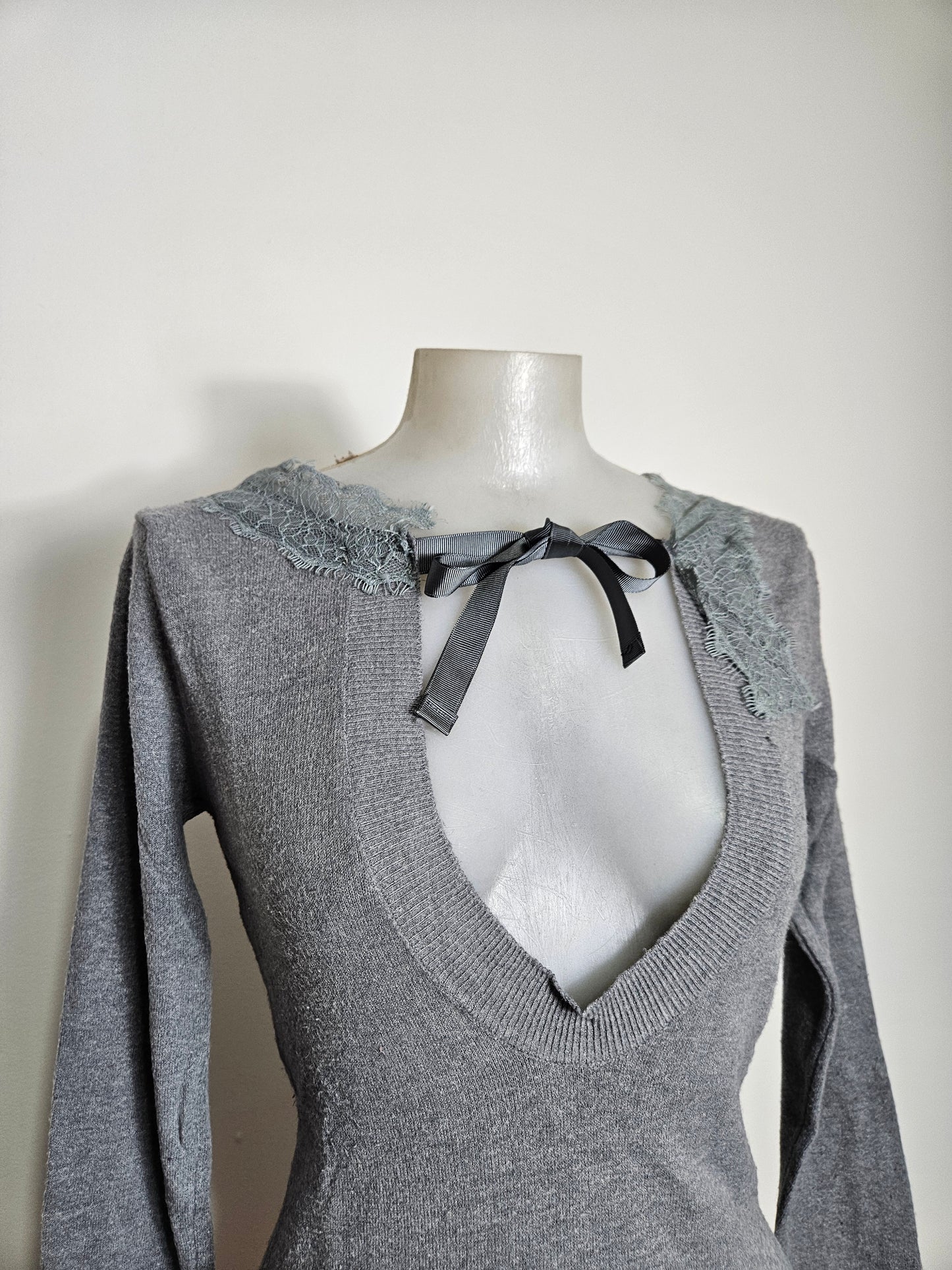 Haut décolleté plongeant gris