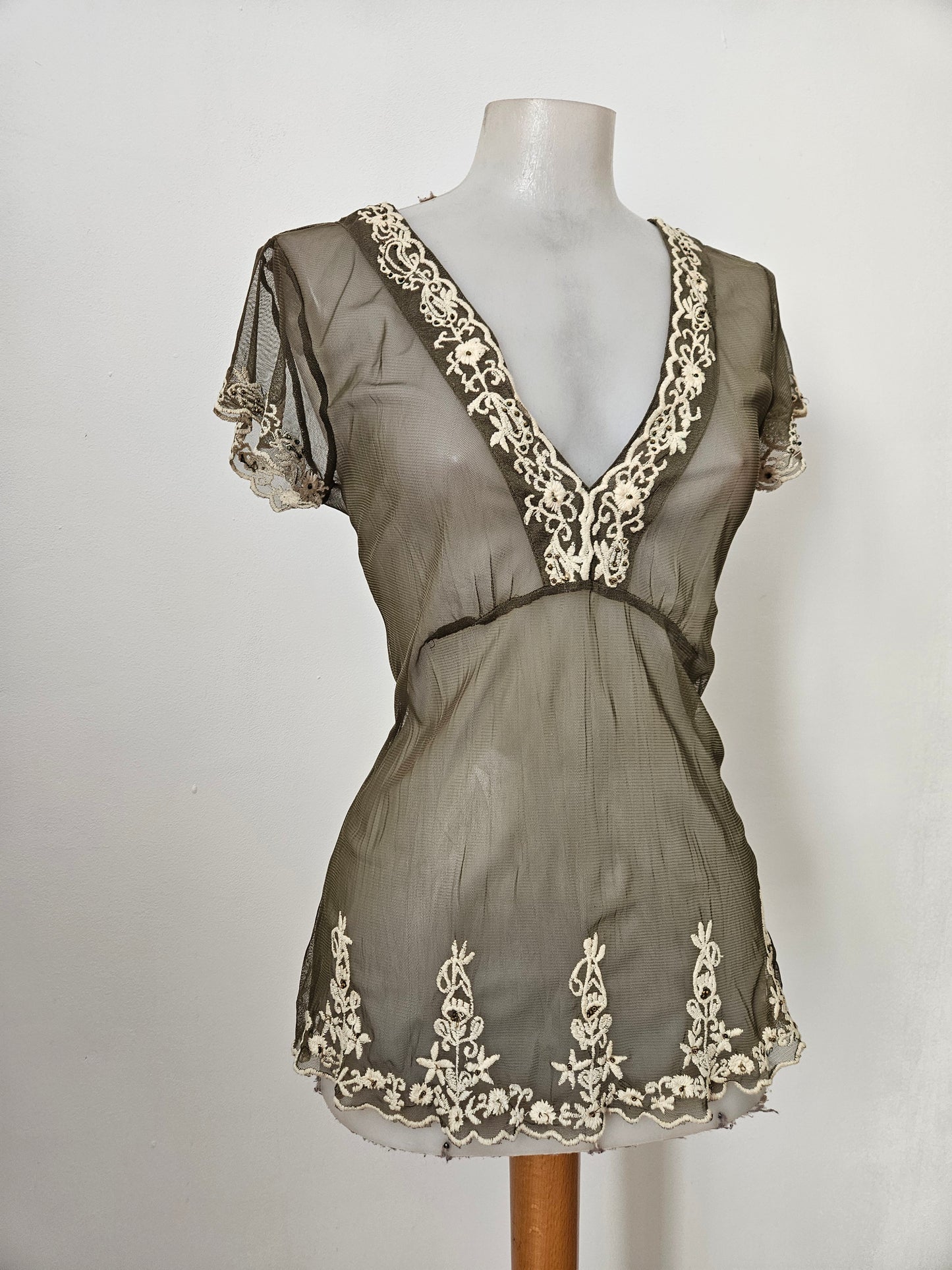 Haut en voile brodé