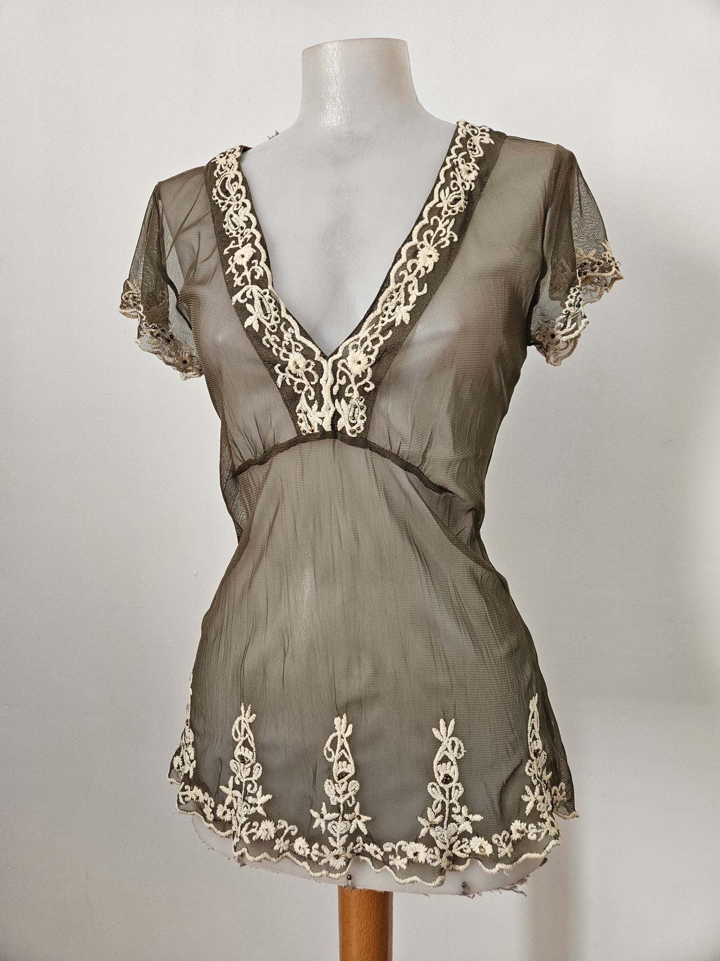 Haut en voile brodé