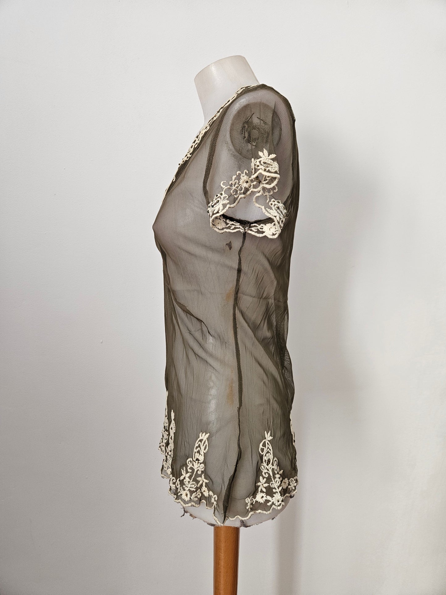 Haut en voile brodé