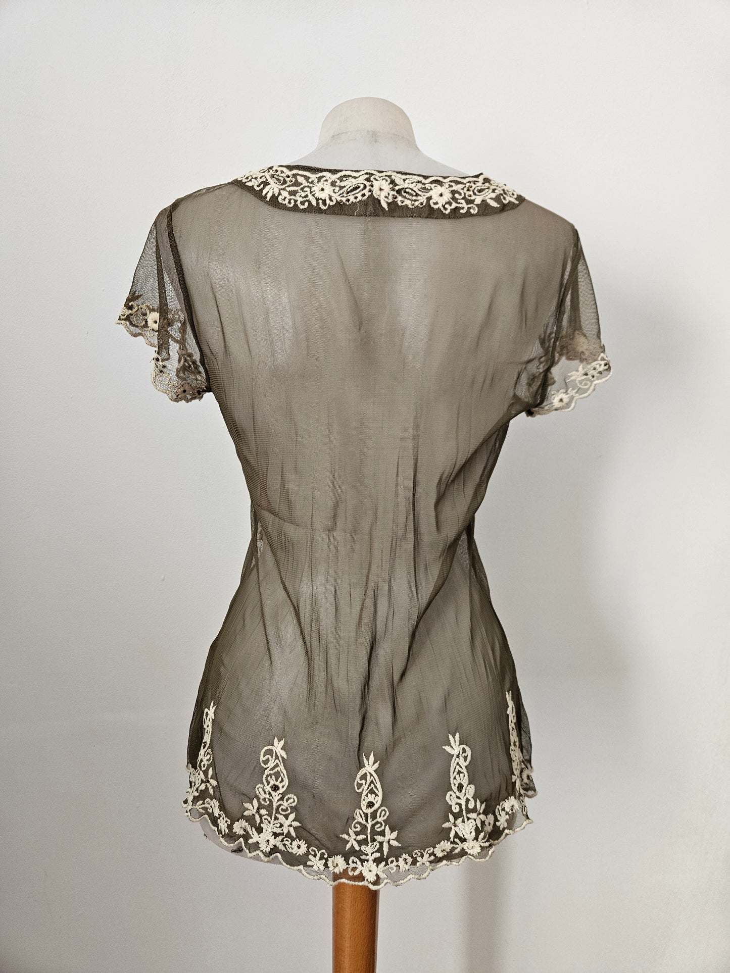 Haut en voile brodé