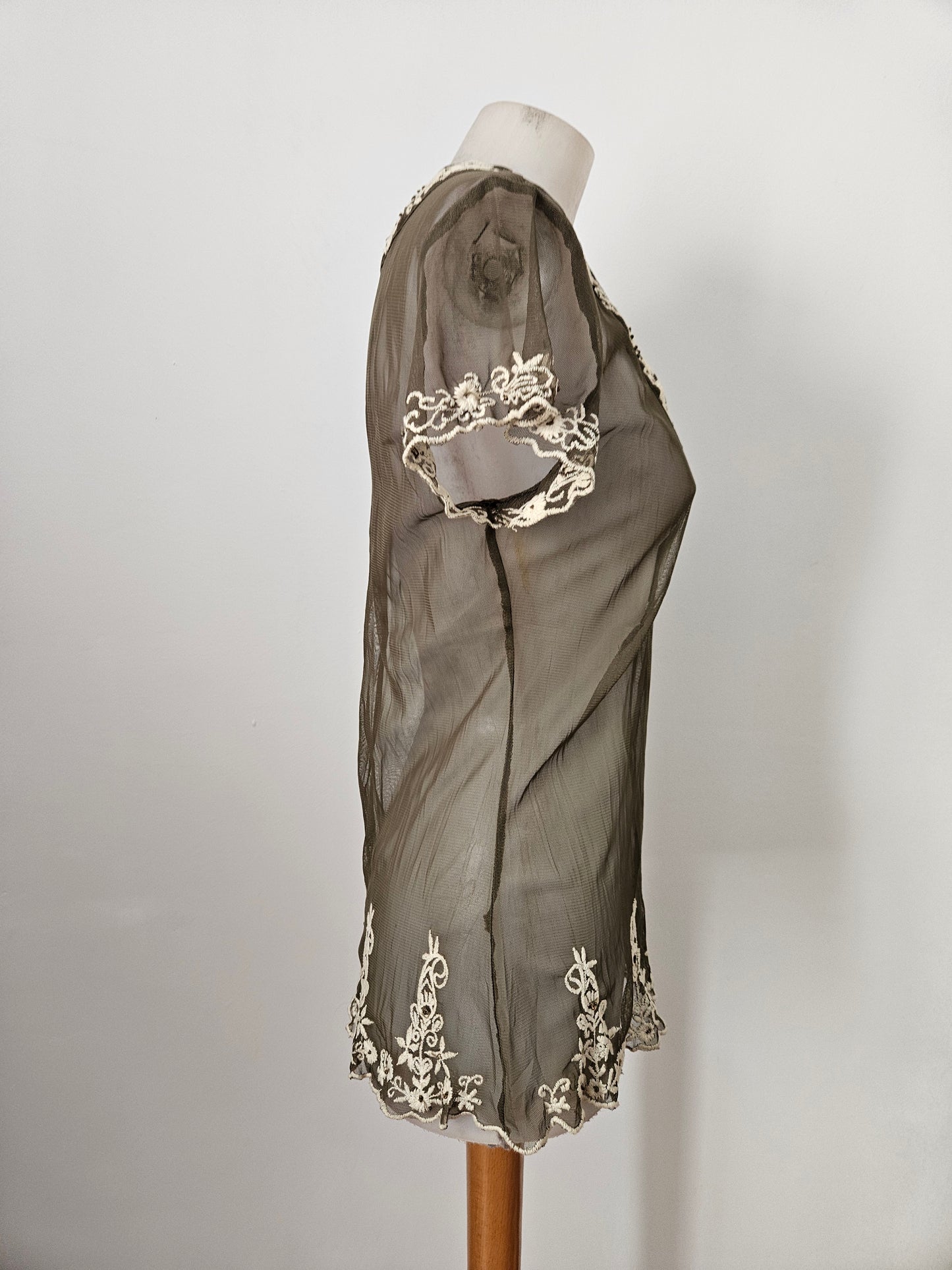 Haut en voile brodé