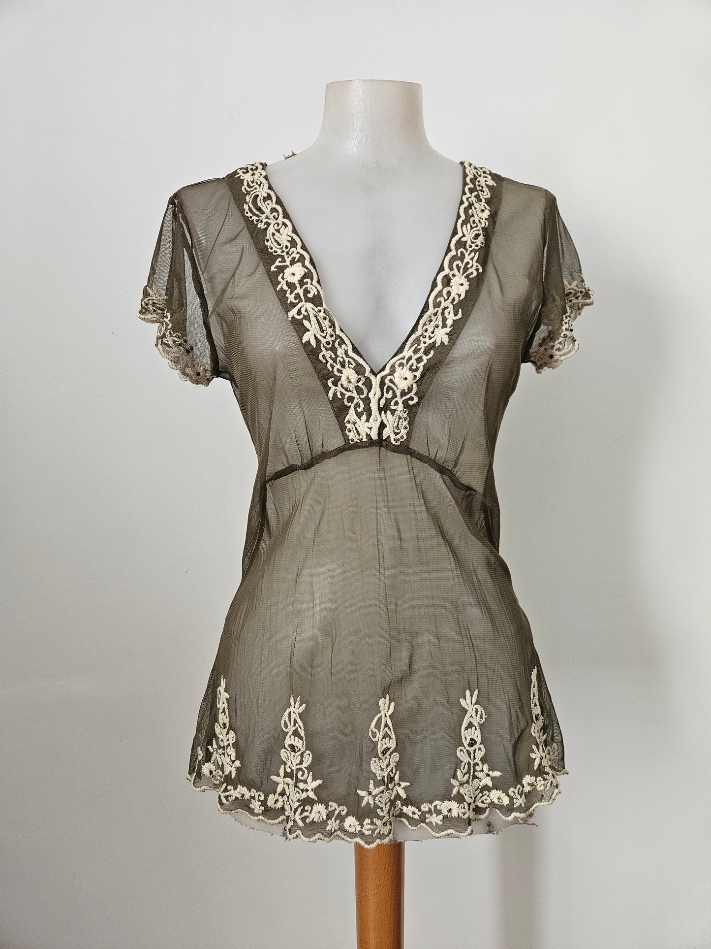 Haut en voile brodé