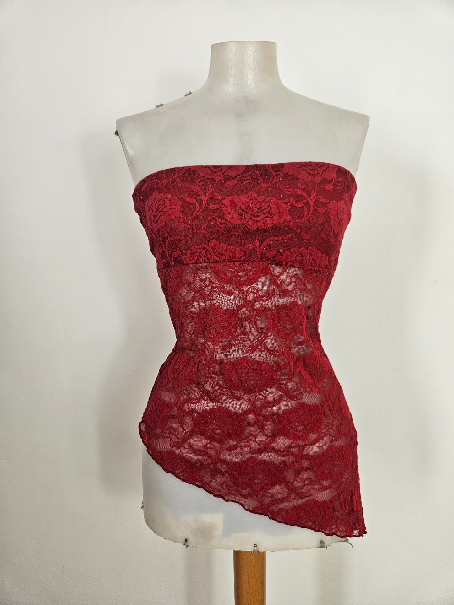 Bustier strapless en dentelle rouge