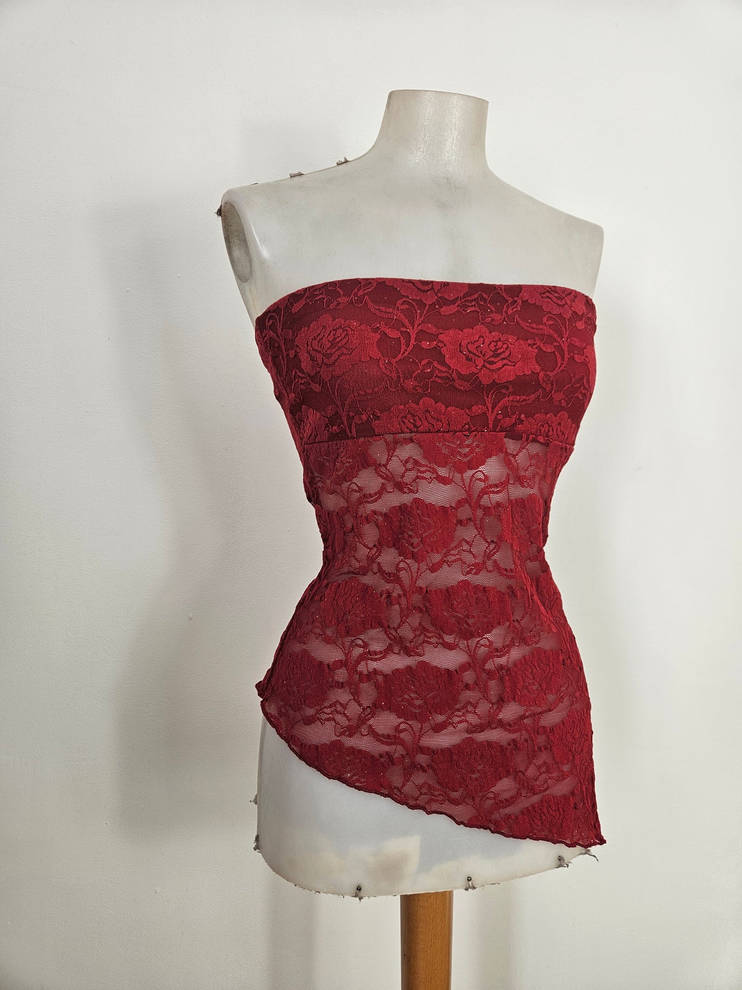 Bustier strapless en dentelle rouge