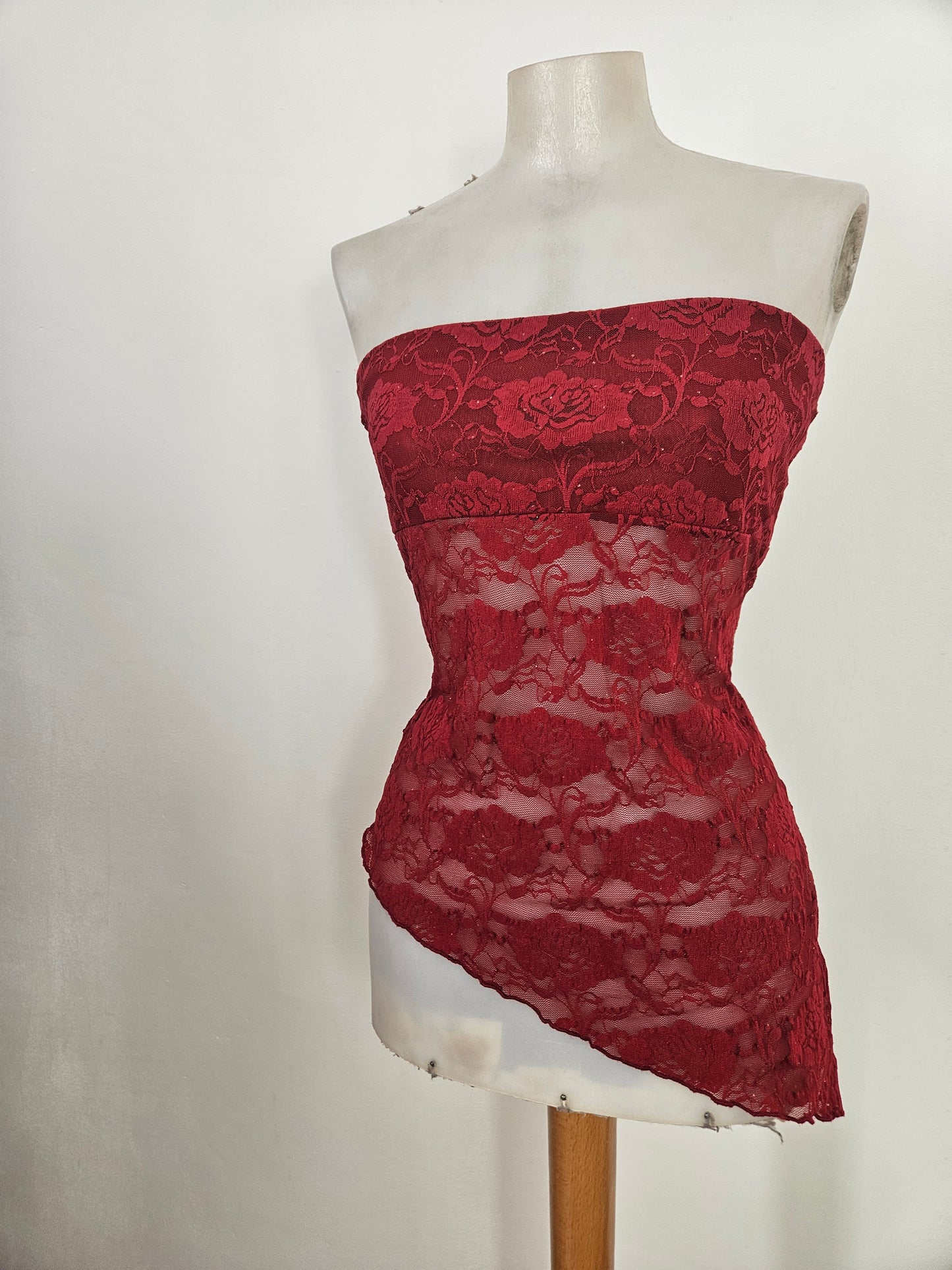 Bustier strapless en dentelle rouge