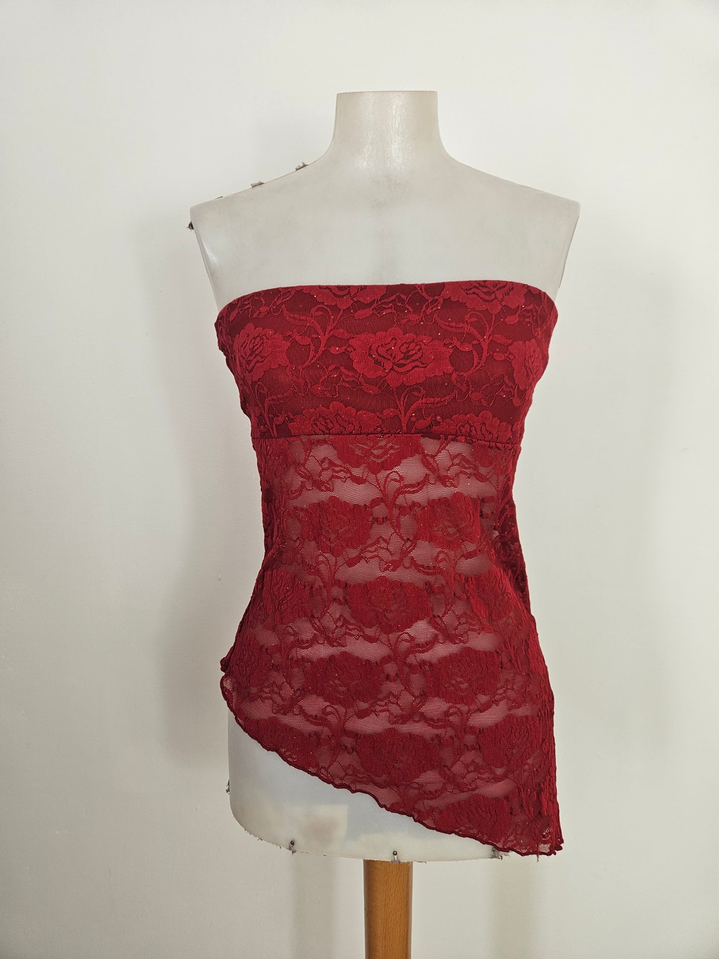 Bustier strapless en dentelle rouge