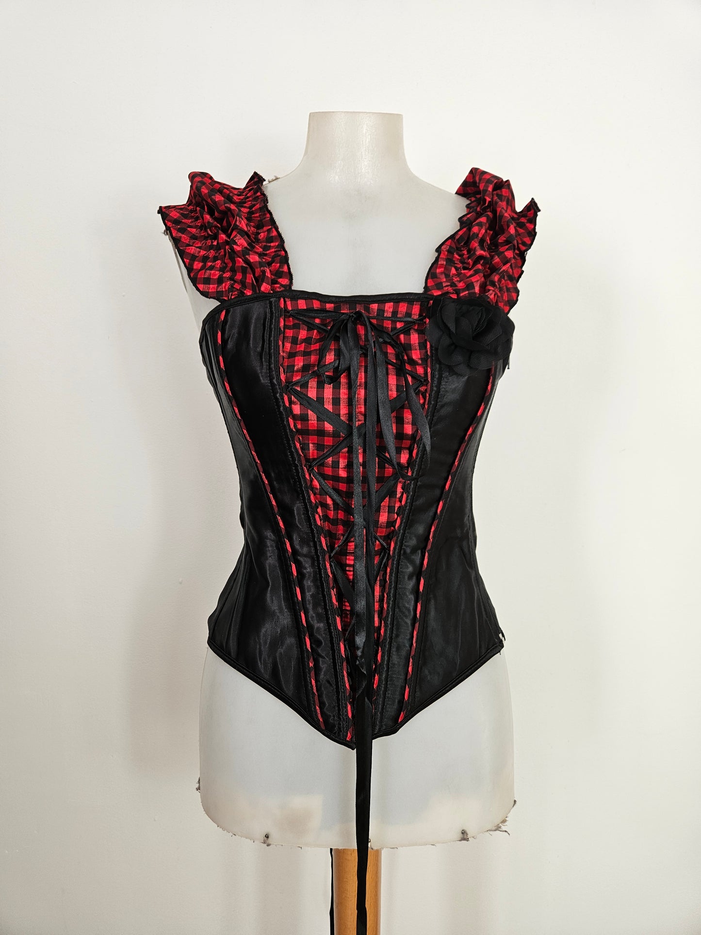 Corset noir et tartan rouge