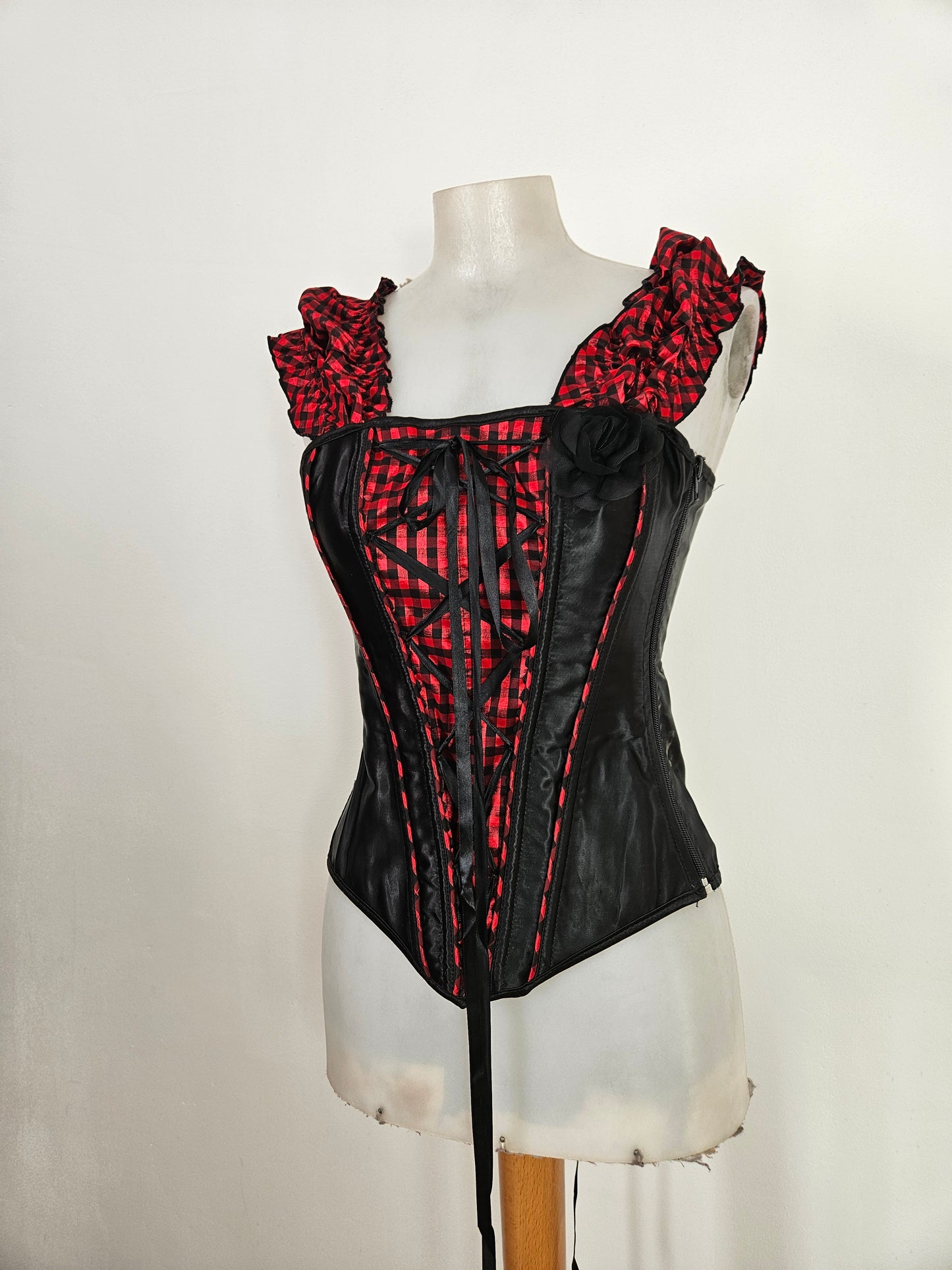 Corset noir et tartan rouge