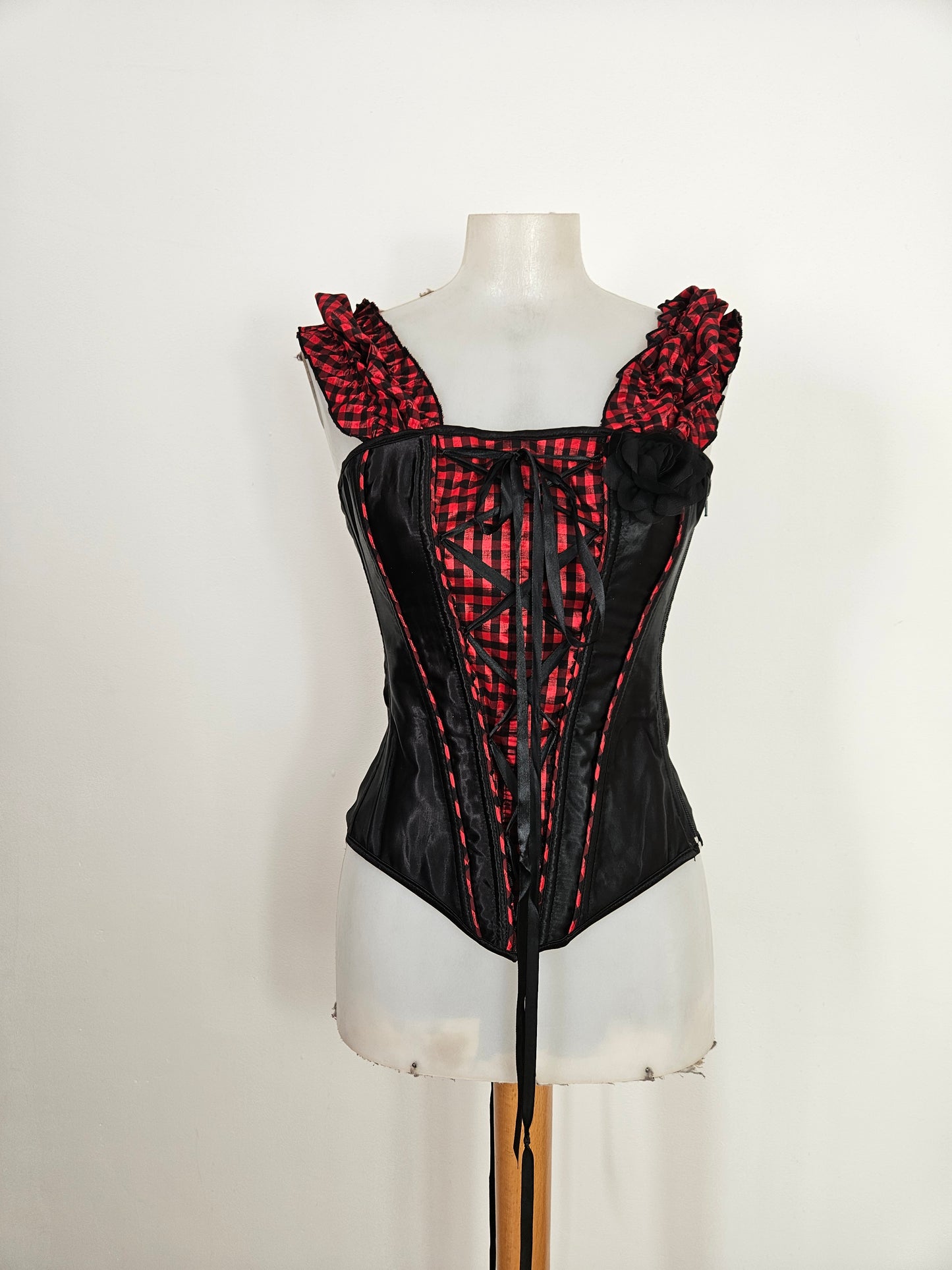 Corset noir et tartan rouge