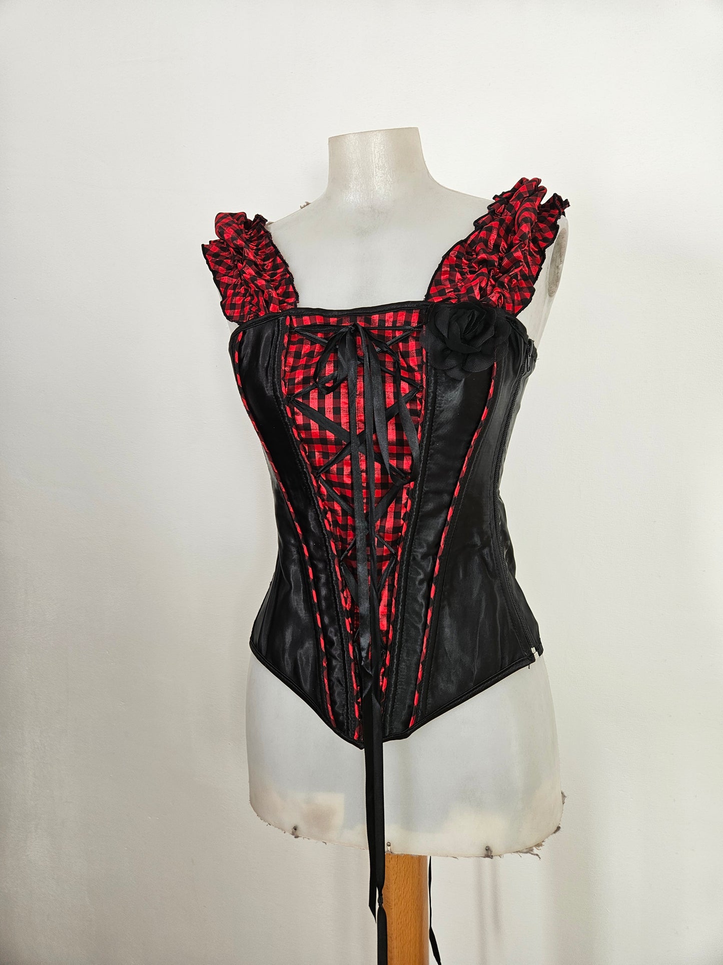 Corset noir et tartan rouge