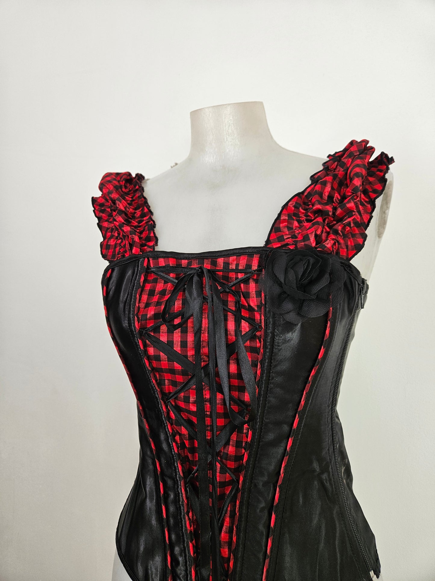Corset noir et tartan rouge
