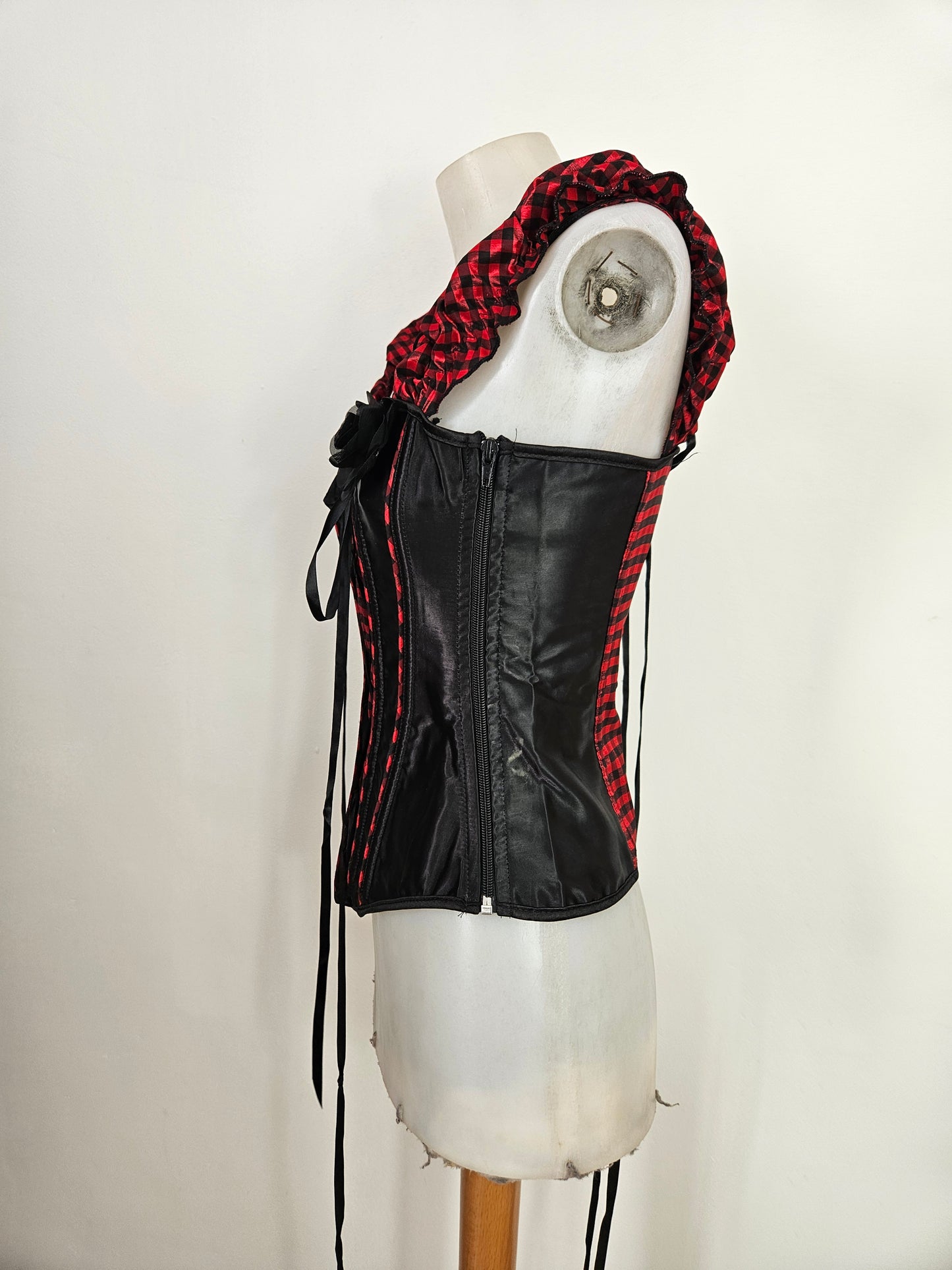 Corset noir et tartan rouge