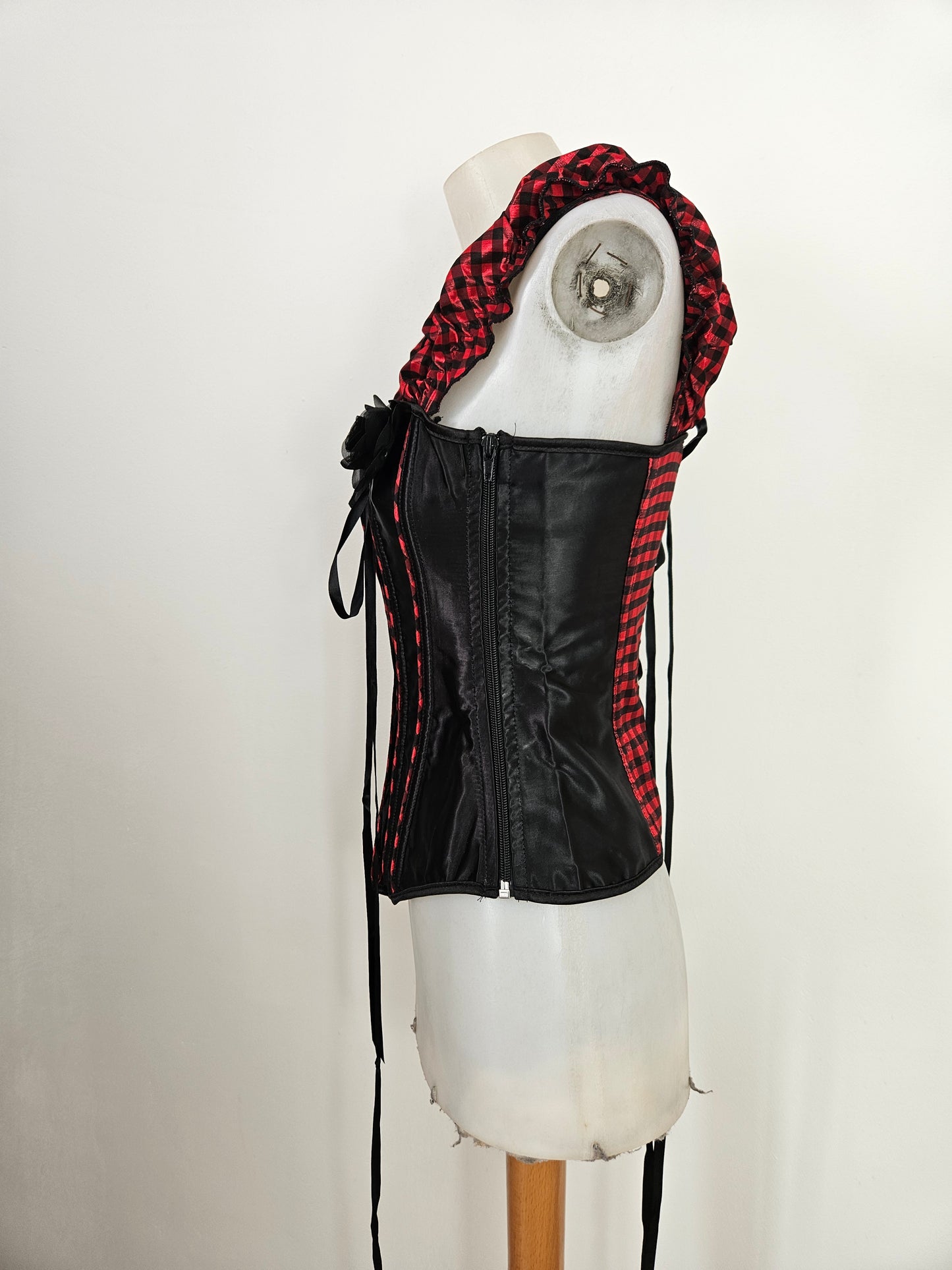 Corset noir et tartan rouge