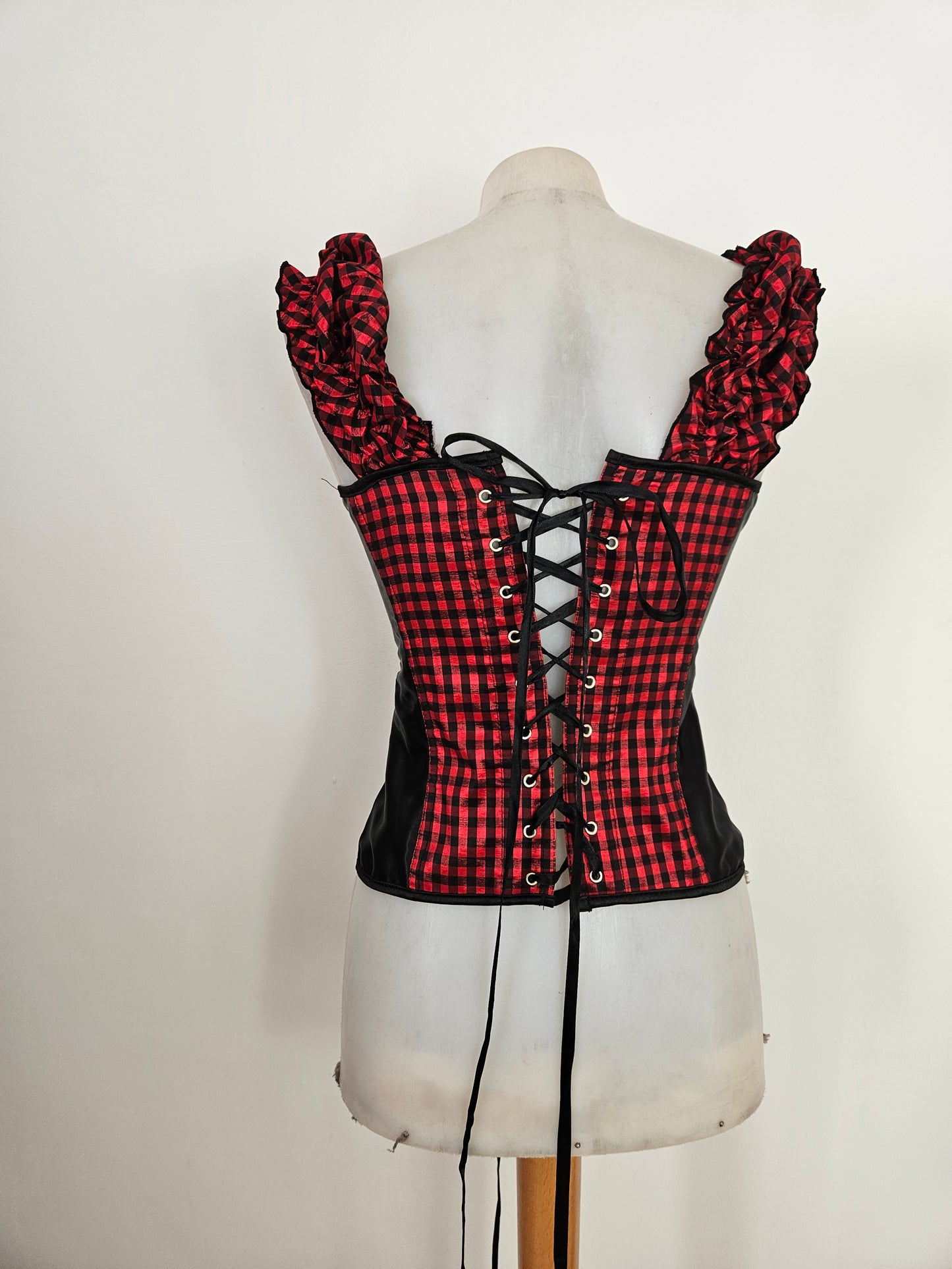 Corset noir et tartan rouge