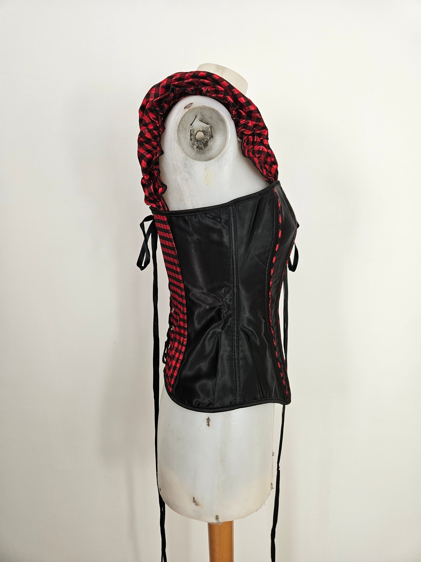 Corset noir et tartan rouge
