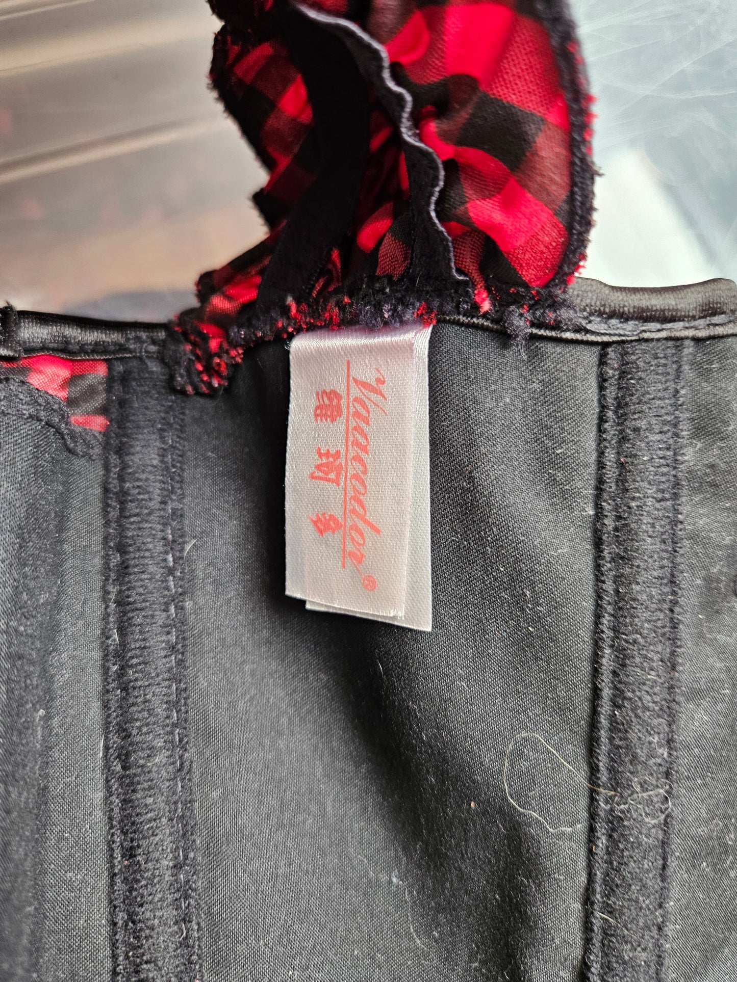 Corset noir et tartan rouge