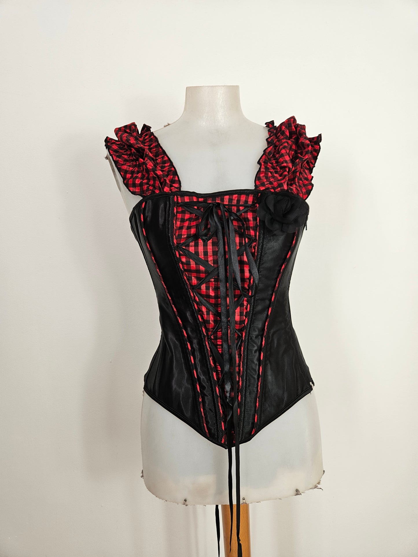 Corset noir et tartan rouge