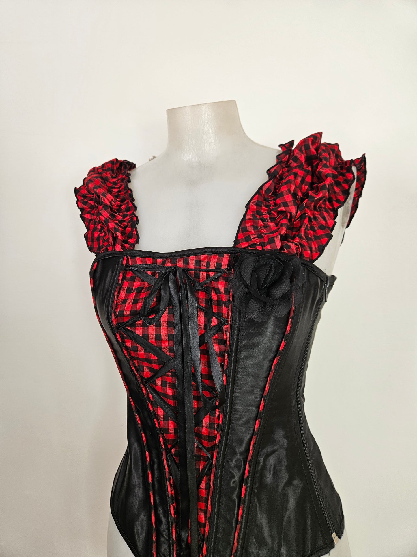 Corset noir et tartan rouge